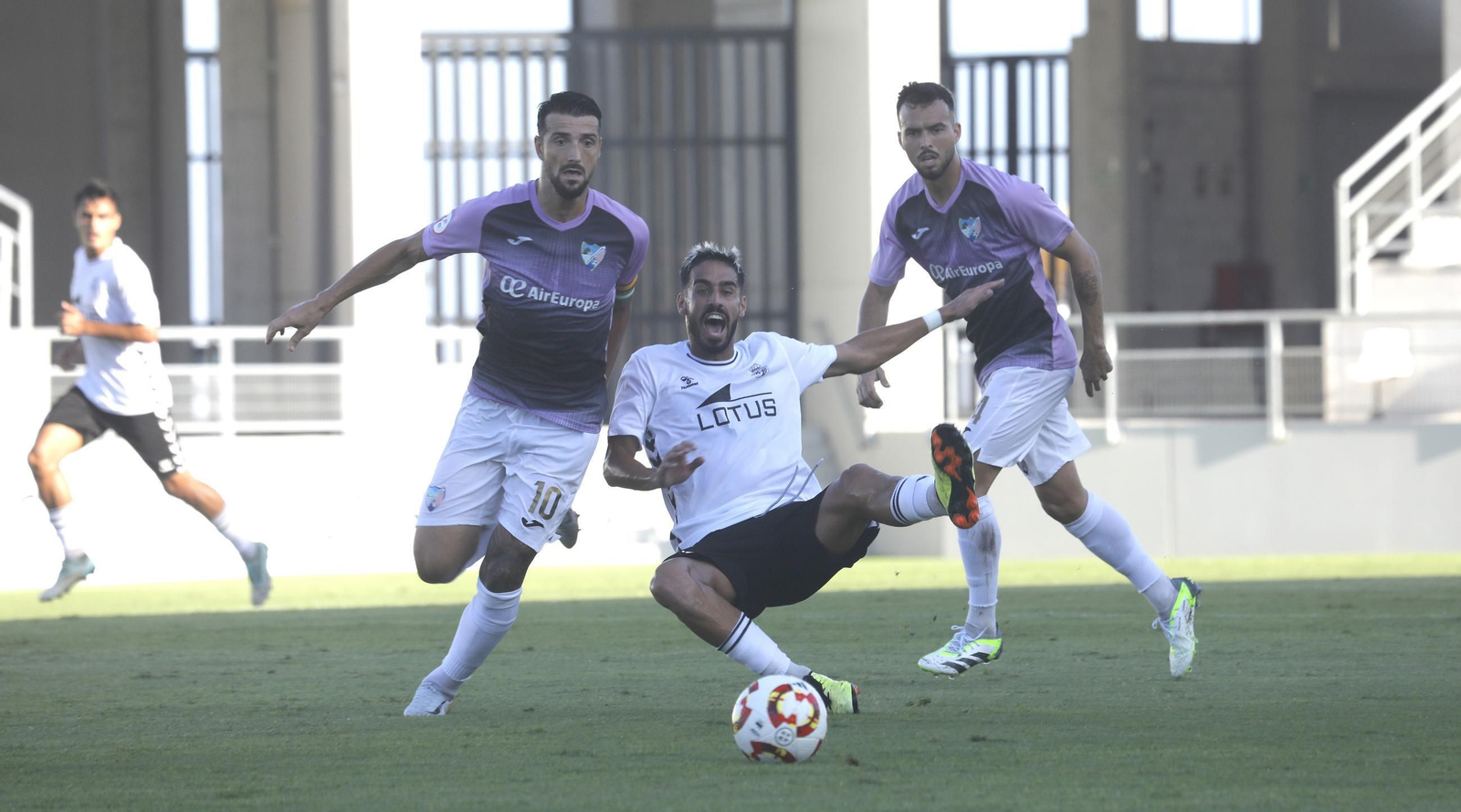 Las fotos del Balona - Estepona de pretemporada en el Ciudad de La Línea (1-1)