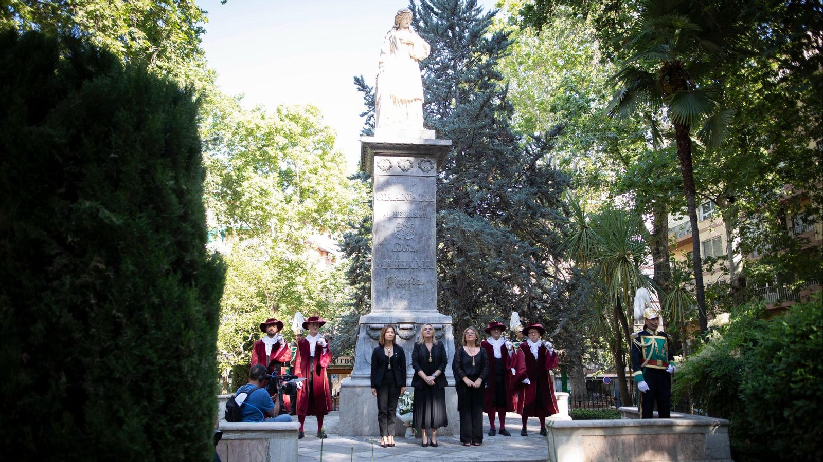 Ofrenda floral bajo el monumento de Mariana Pineda