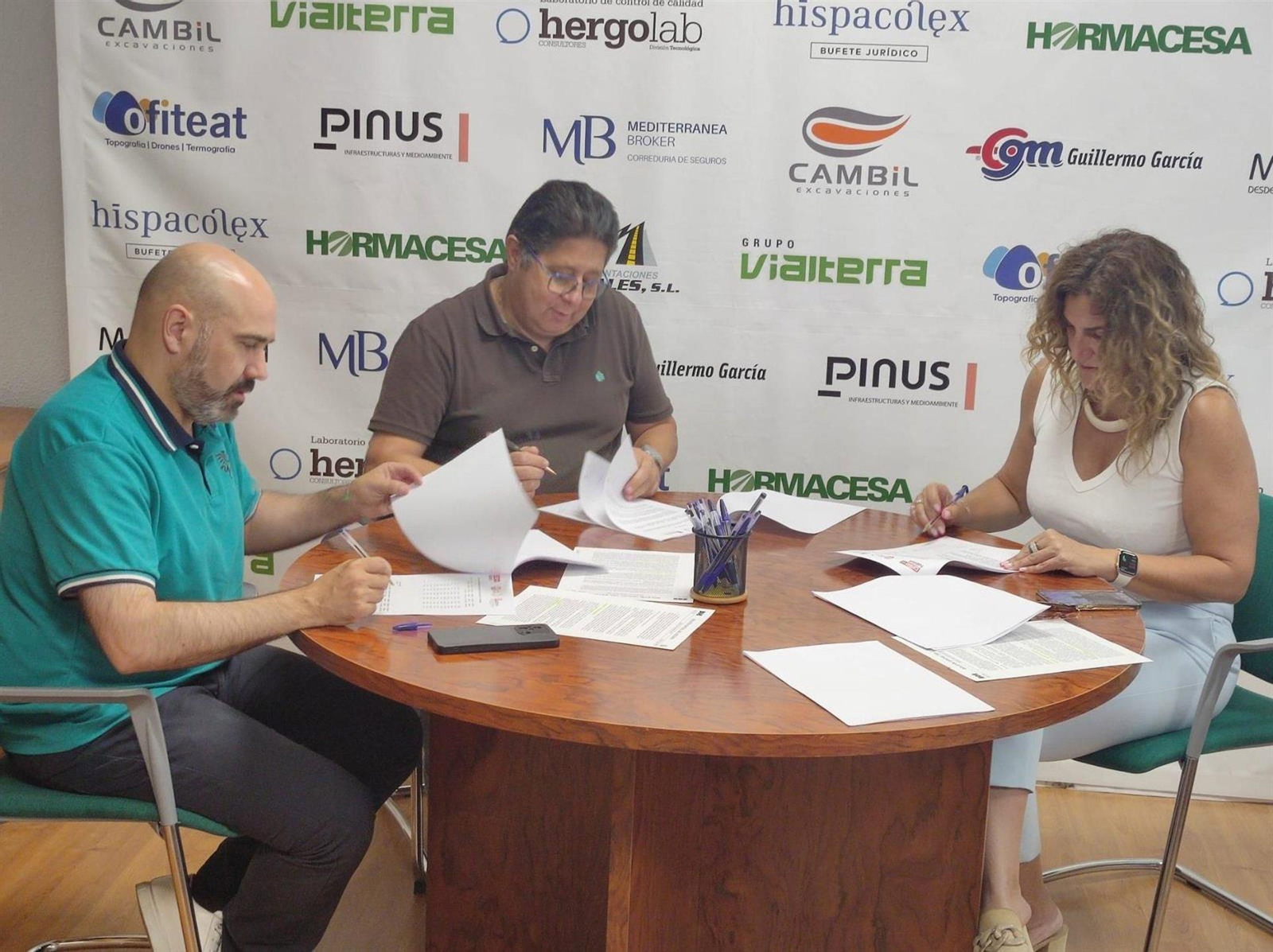Imagen de la firma de la actualización de las tablas salariales.