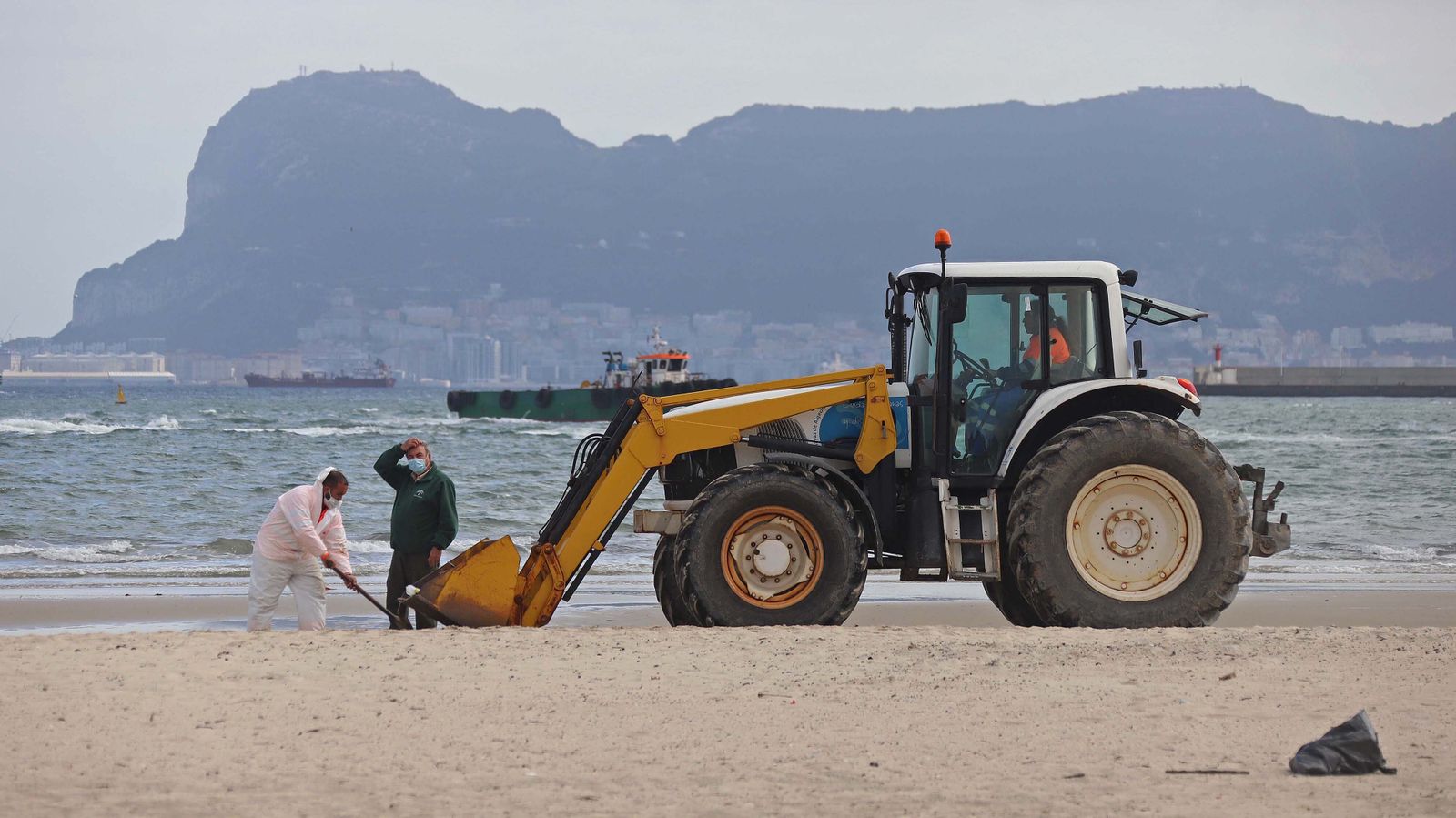 Restos de combustible del AM Ghent en Algeciras