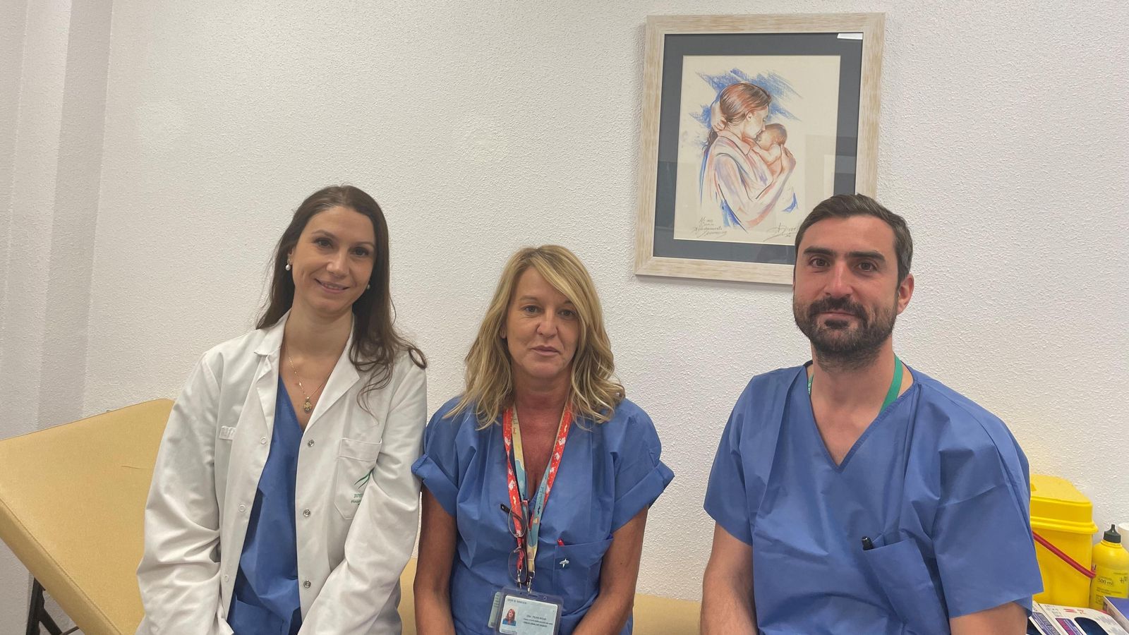 Pilar Rioja (centro), junto a dos profesionales de Cirugía general.