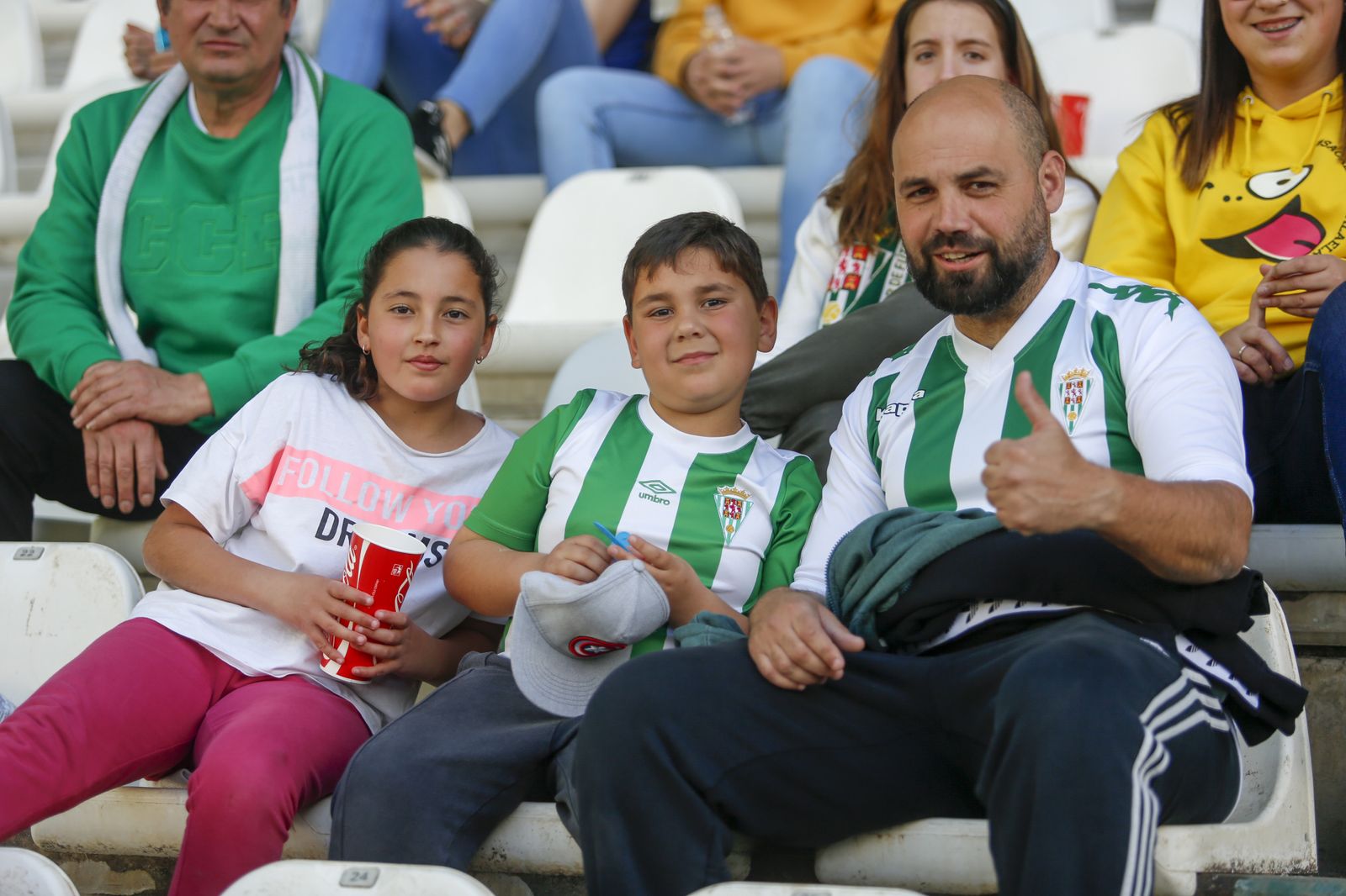 Un padre y sus hijos siguen un partido en El Arcángel.