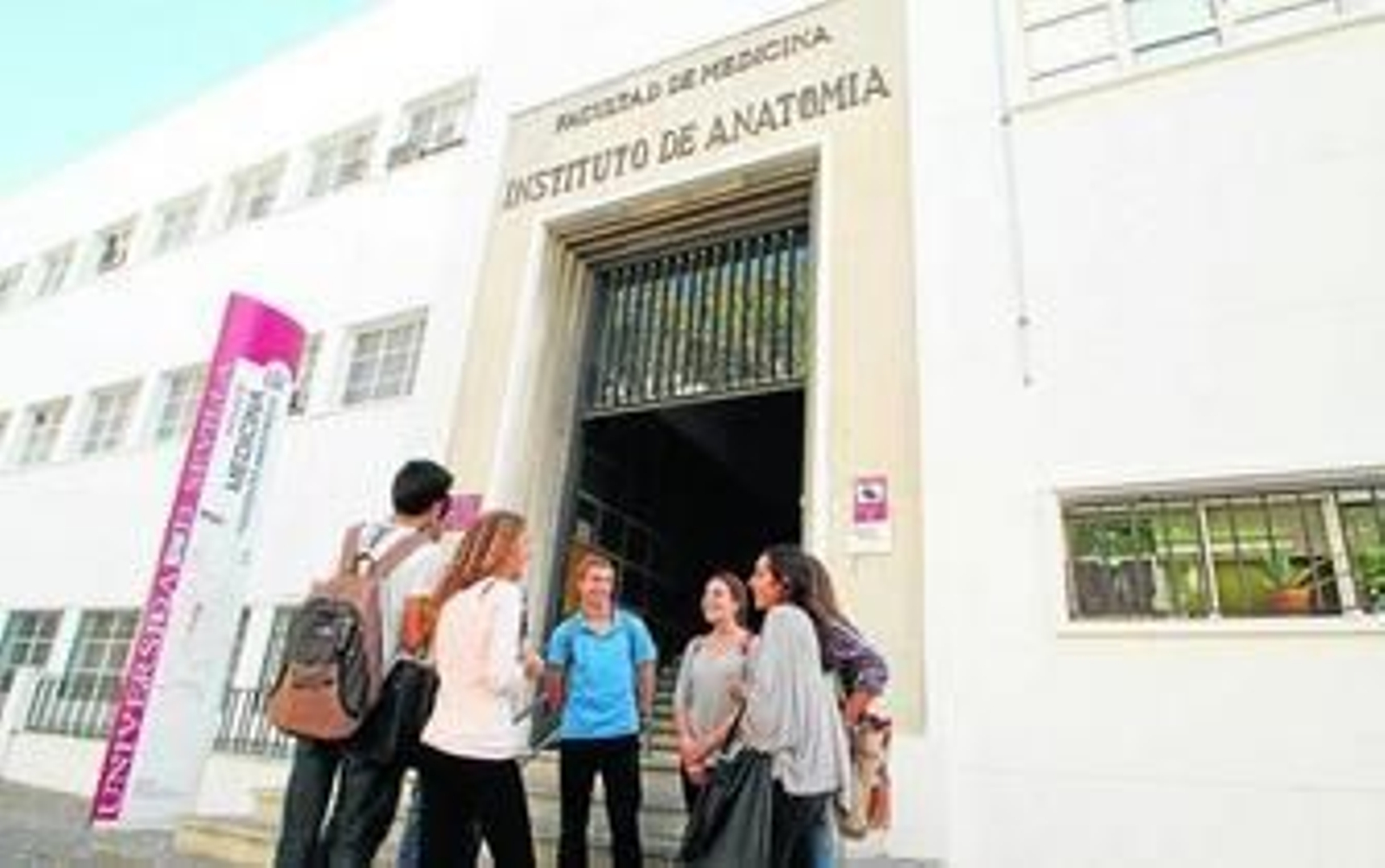 Alumnos junto a la fachada del Instituto de Anatomía Forense, en la calle Sánchez-Pizjuán, perteneciente al campus Macarena.