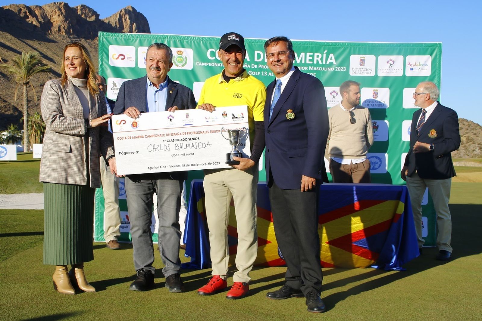 Carlos Balmaseda posa con su trofeo y cheque como ganador del Costa de Almería Campeonato de España de golf.