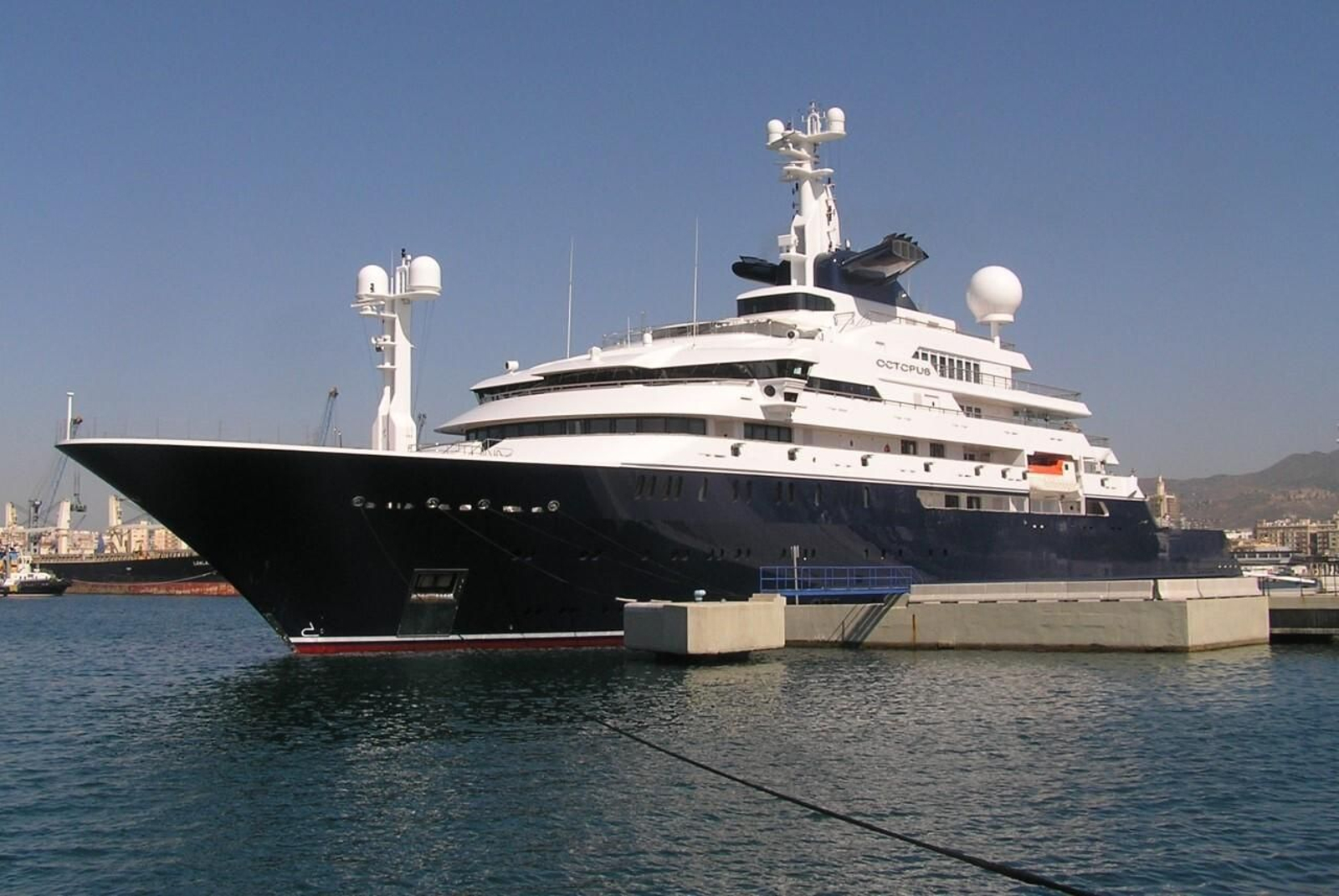 El superyate ‘Octopus’ deja el puerto de Málaga.