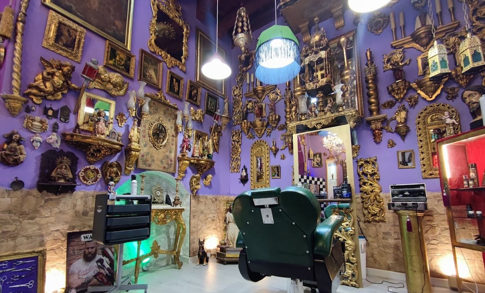 Decoración interior de la peluquería Los Santos en Cádiz