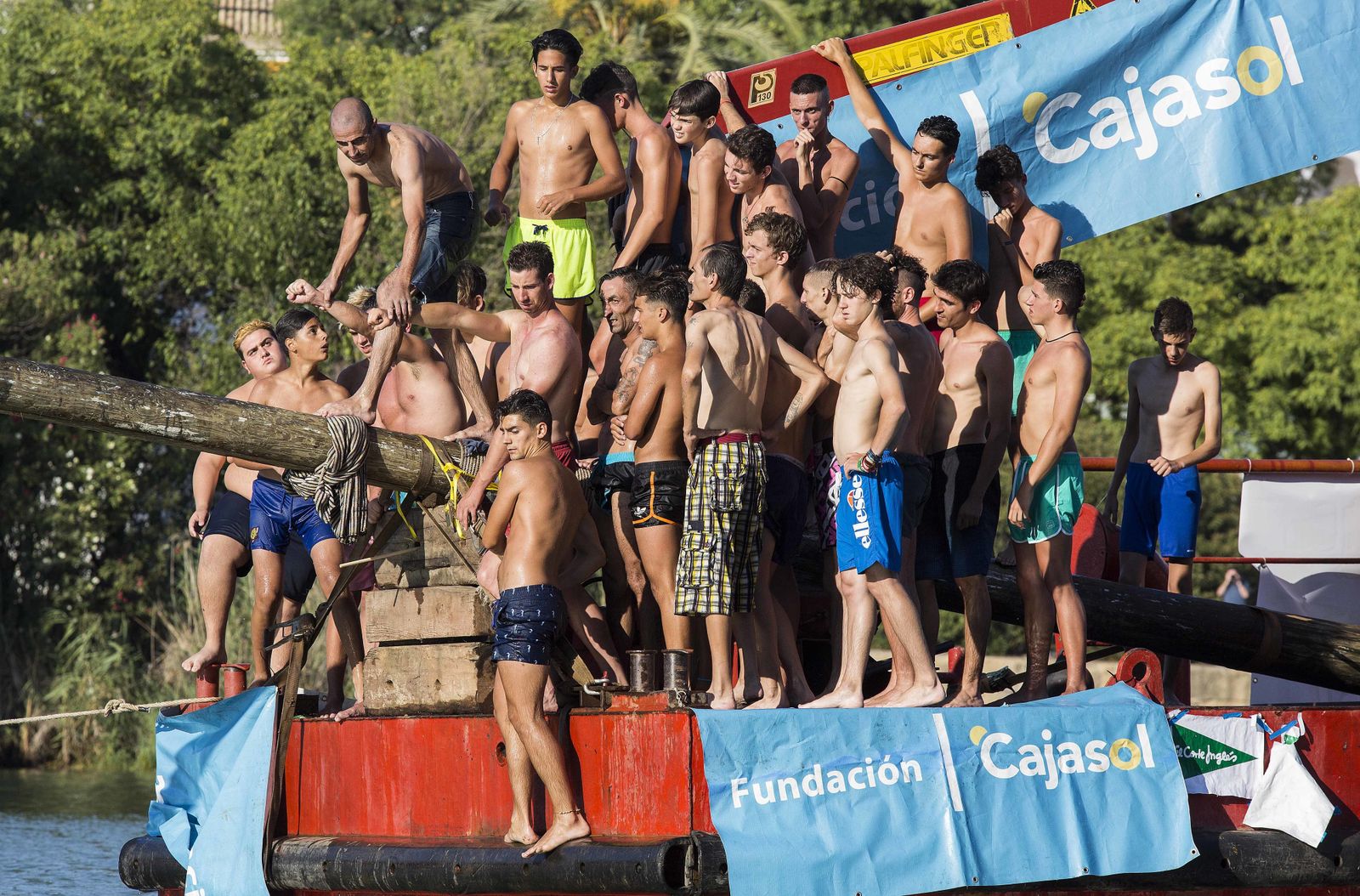 La cucaña de la Velá de Triana, en imágenes
