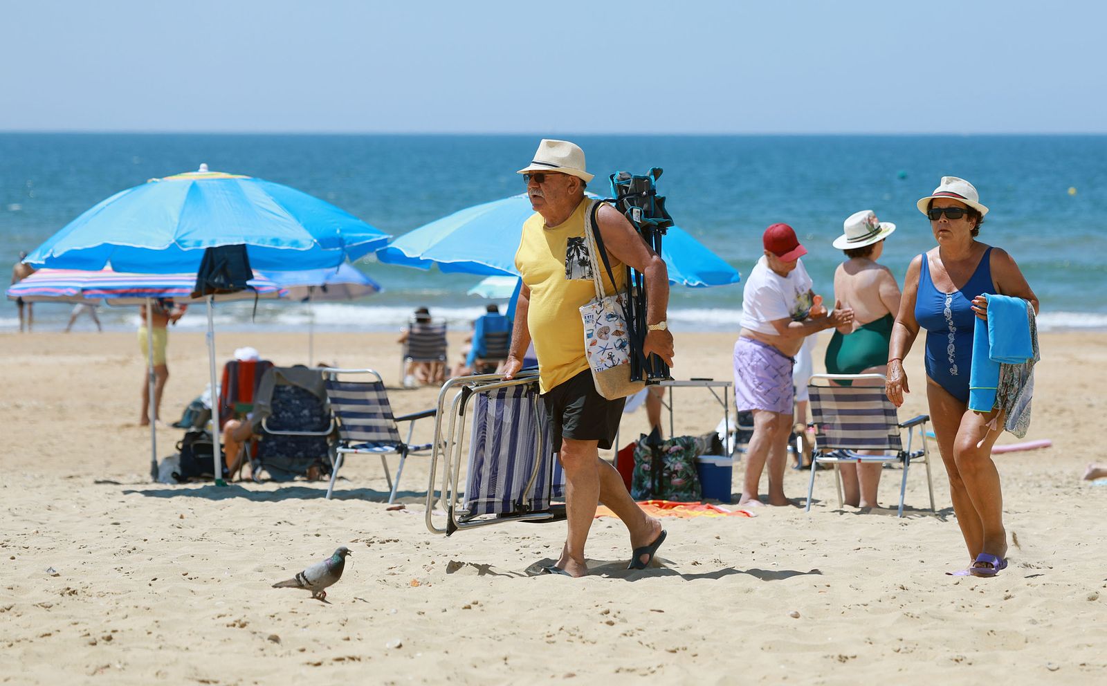 Imágenes del ambiente en las playas de Punta Umbría y La Bota en la mañana del domingo