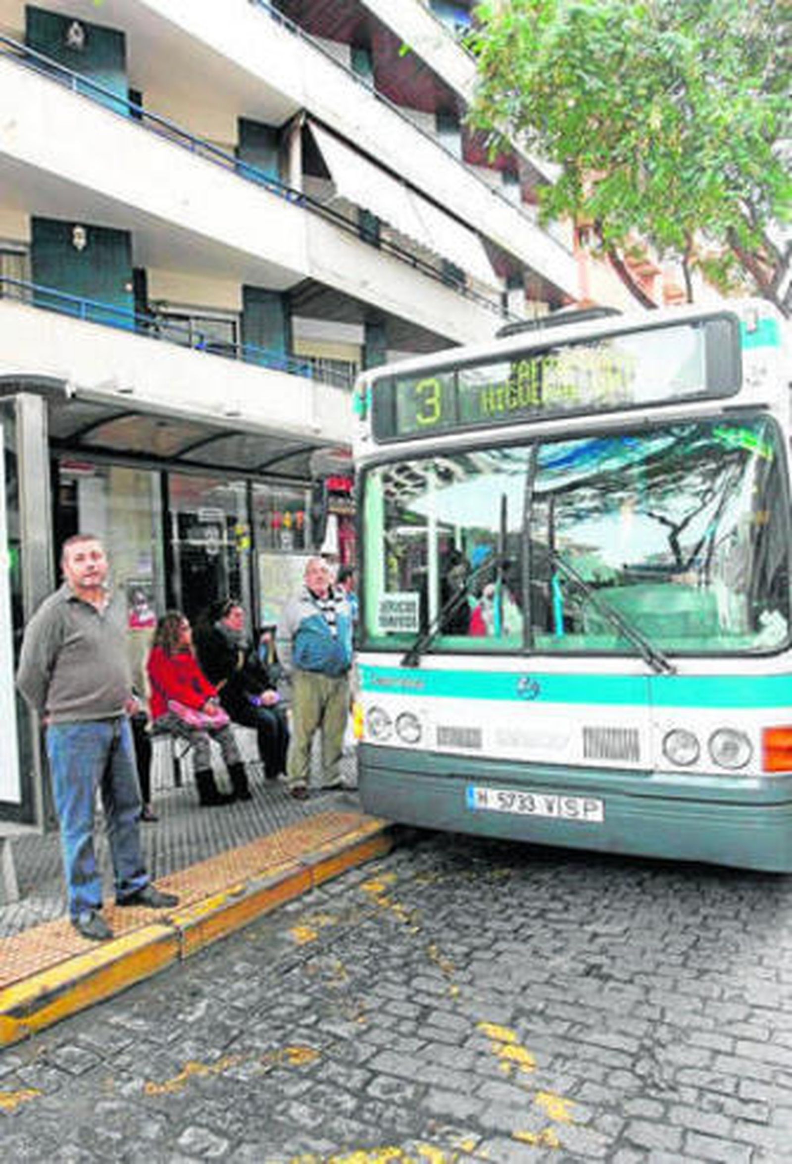 Uno de los autobuses de la línea 3 de Emtusa.