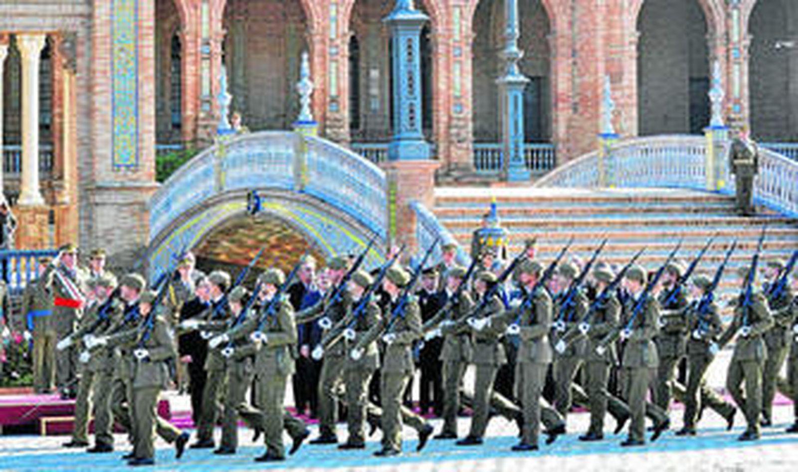 La parada militar celebrada durante el acto de la Pascua Militar, ayer en la Plaza de España.