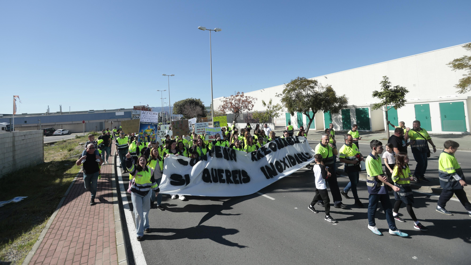 Las fotos de la manifestación de familiares y trabajadores de Acerinox