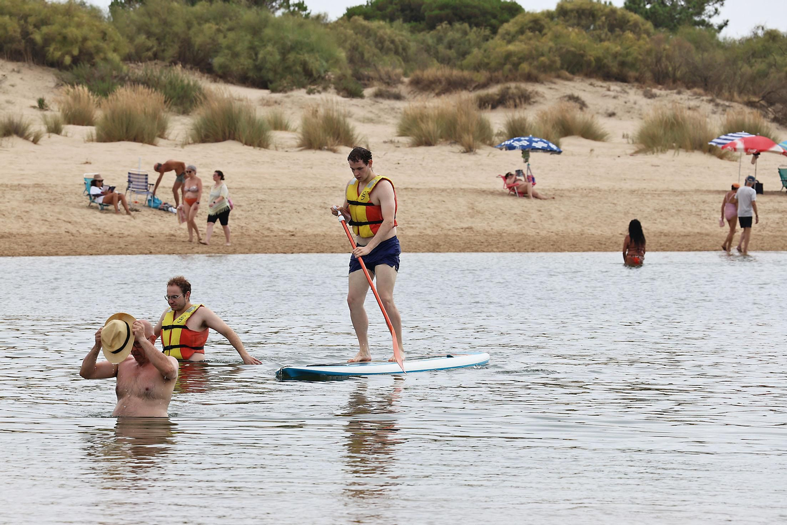 Imágenes del ambiente en las playas de Huelva en la mañana de domingo