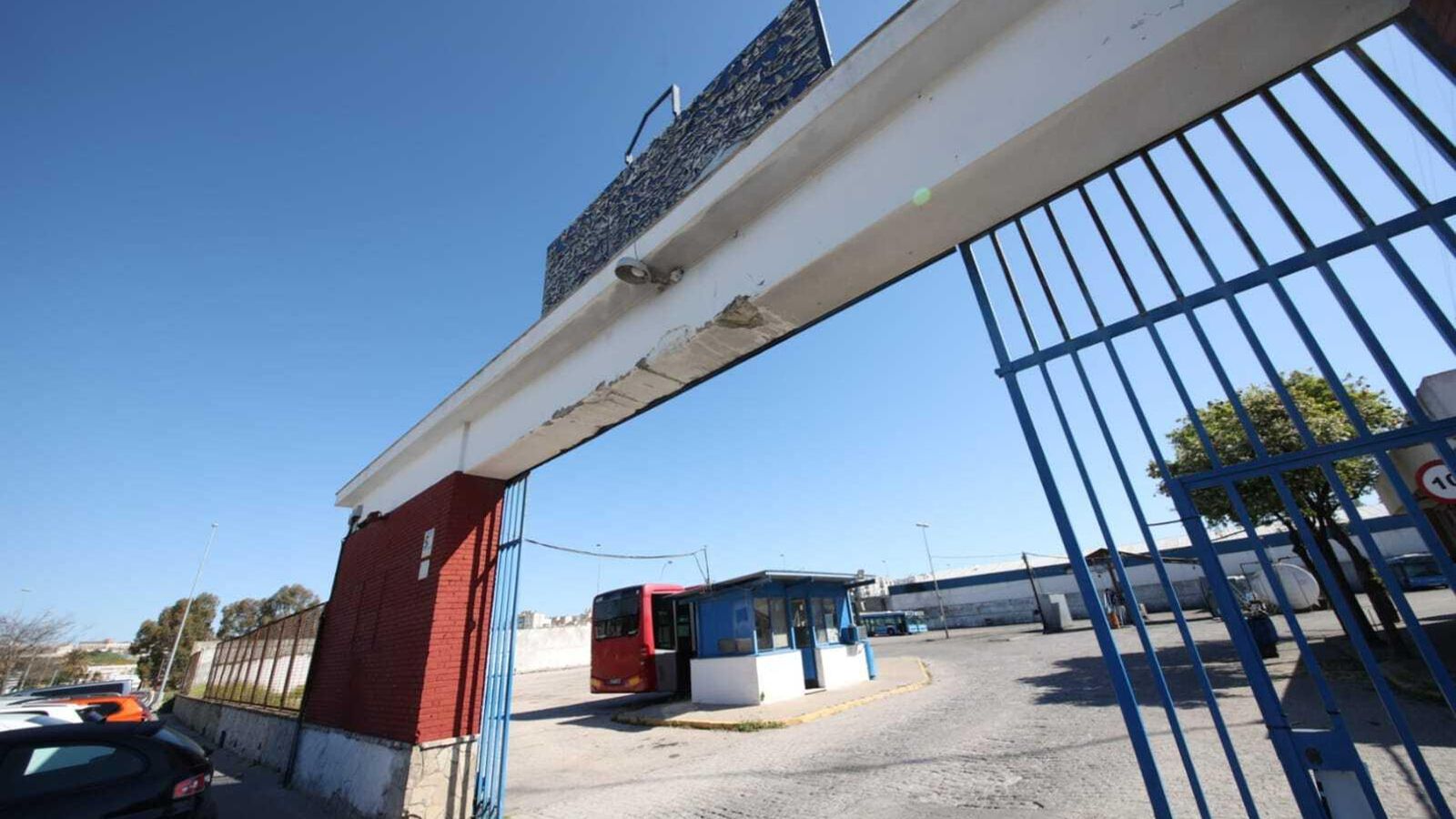 Exterior de las cocheras de los autobuses urbanos que han sido adquiridas por Cápsulas Torrent.