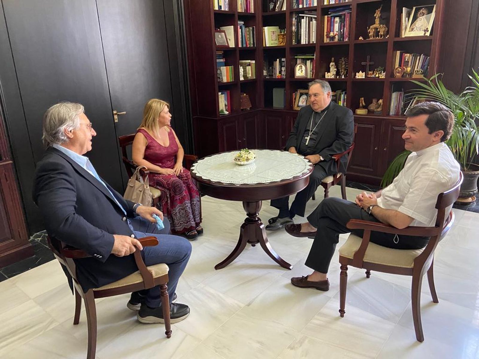 Un momento del encuentro de la alcaldesa con el nuevo obispo de Canarias.