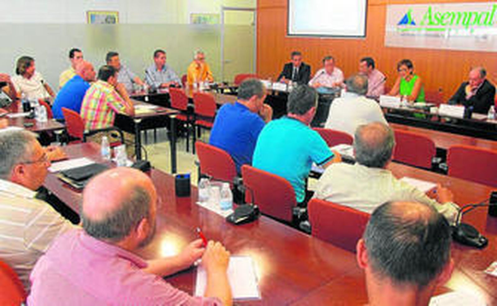 Una treintena de empresarios de extracción de áridos asistieron ayer a la jornada sobre minería y medio ambiente.