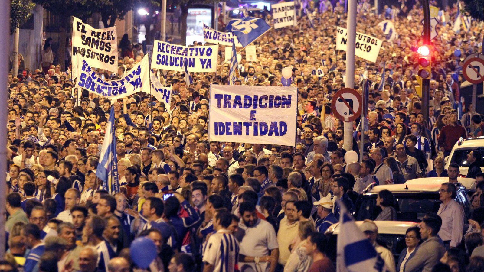 Manifestación del aficionados por las calles de Huelva.