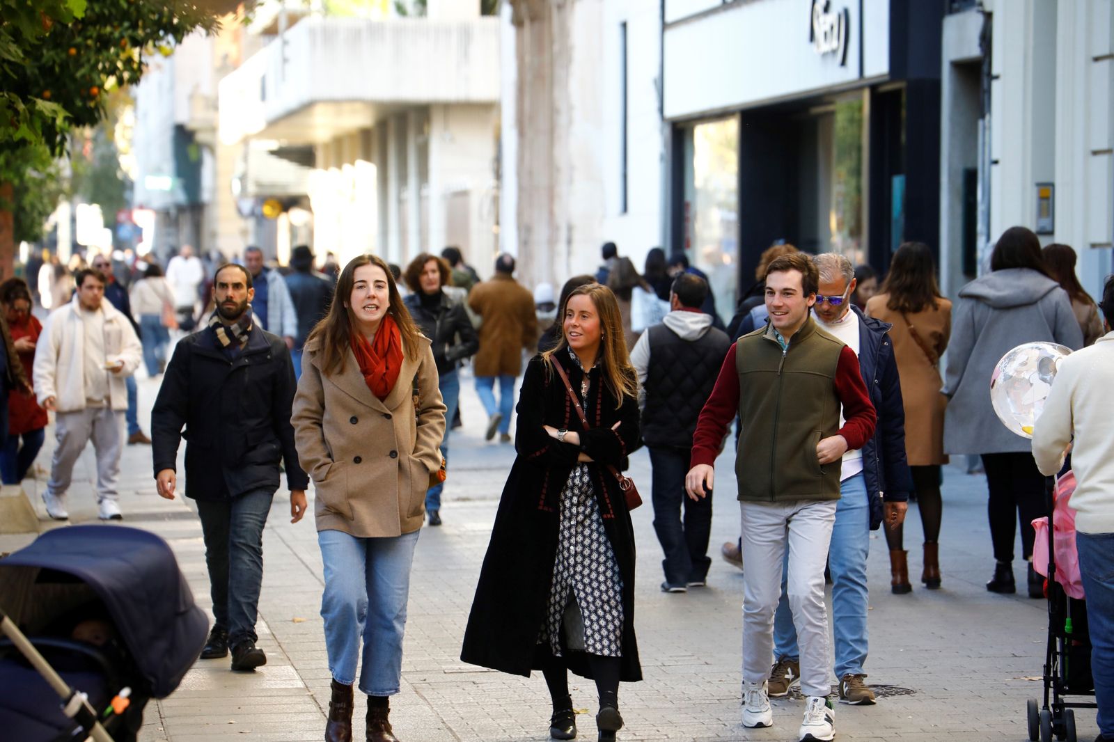 El gran ambiente en las calles de Córdoba en la previa de la Nochevieja, en fotografías