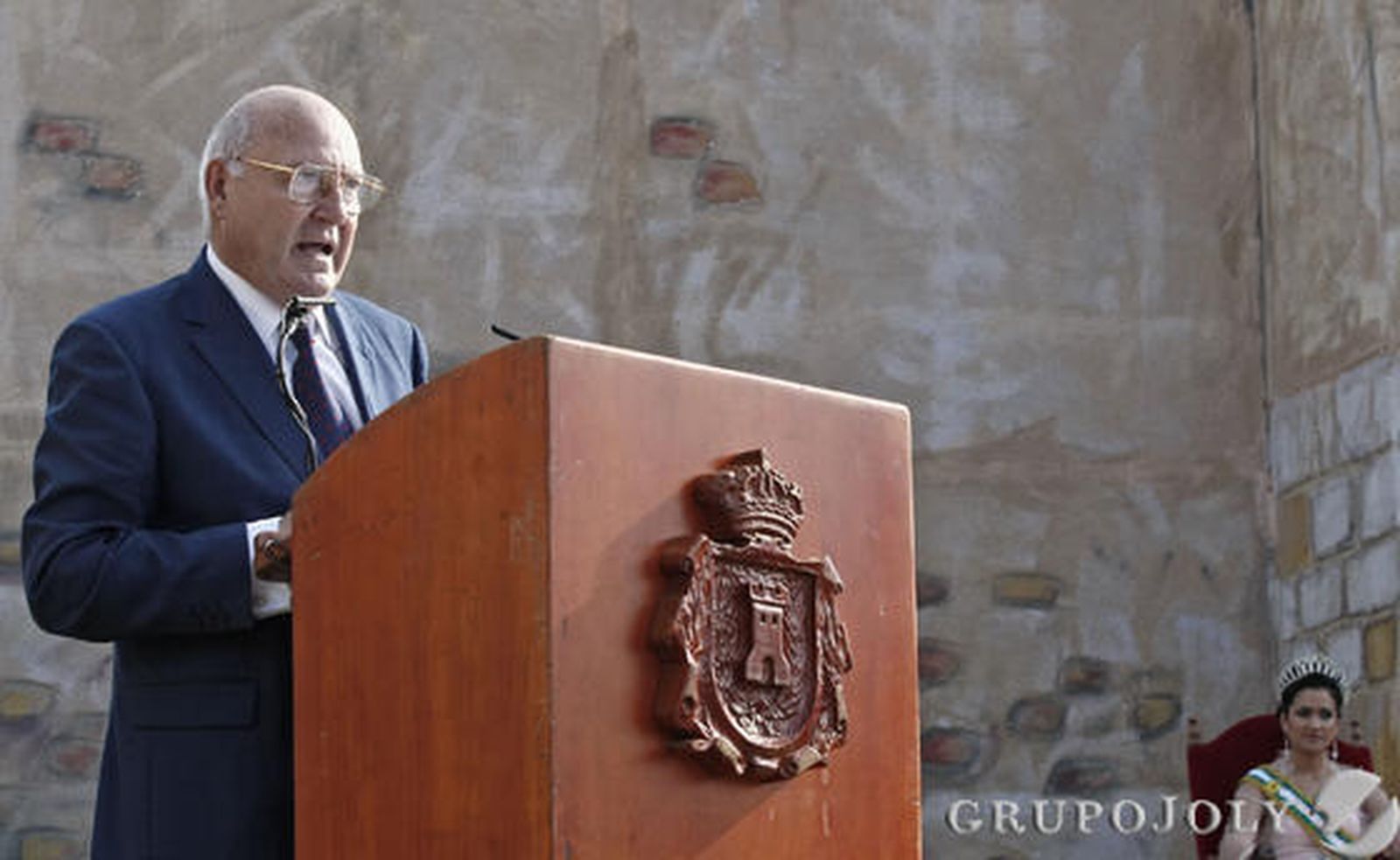 Las autoridades locales coronan a las reinas infantil y juvenil, María Jiménez y Marta Cabello

Foto: Erasmo Fenoy