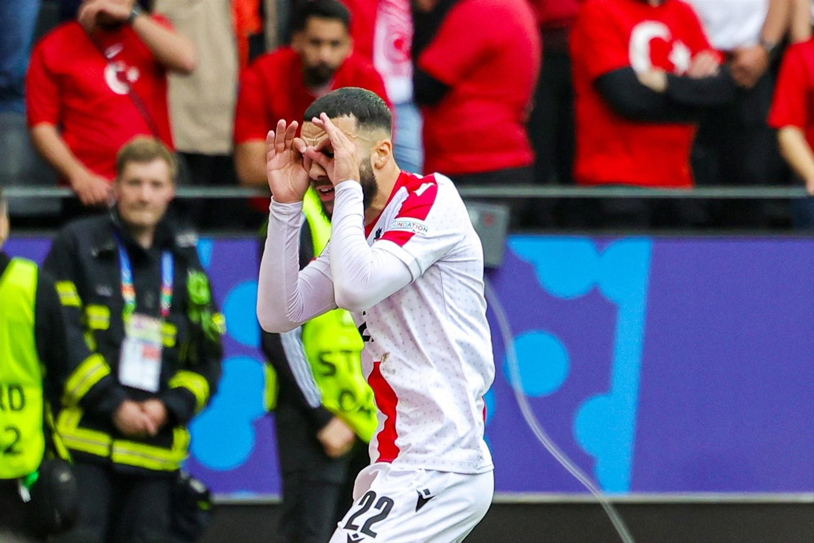 Mikautadze celebra su gol contra Turquía.
