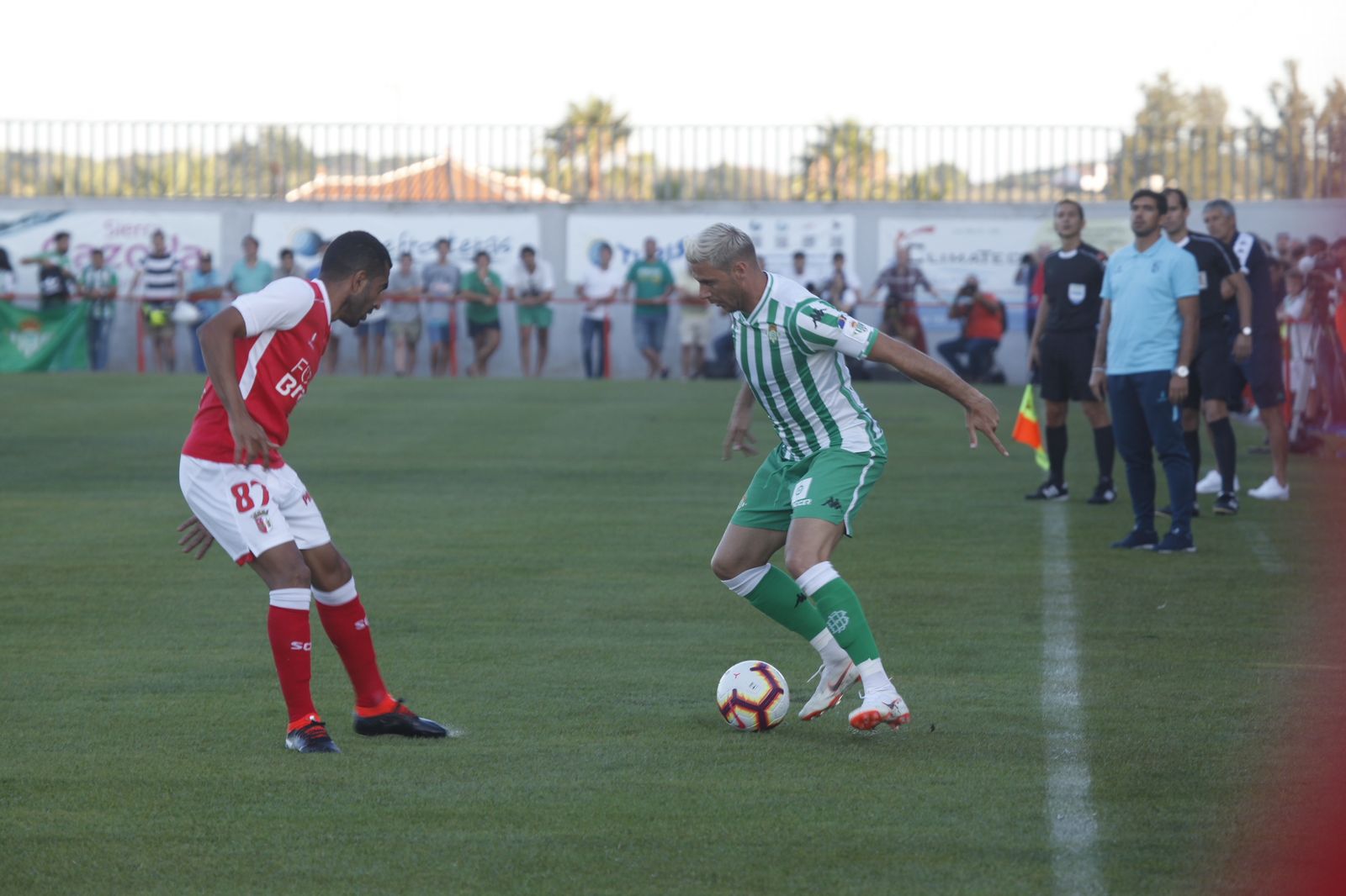 Joaquín encara a un rival durante el partido.