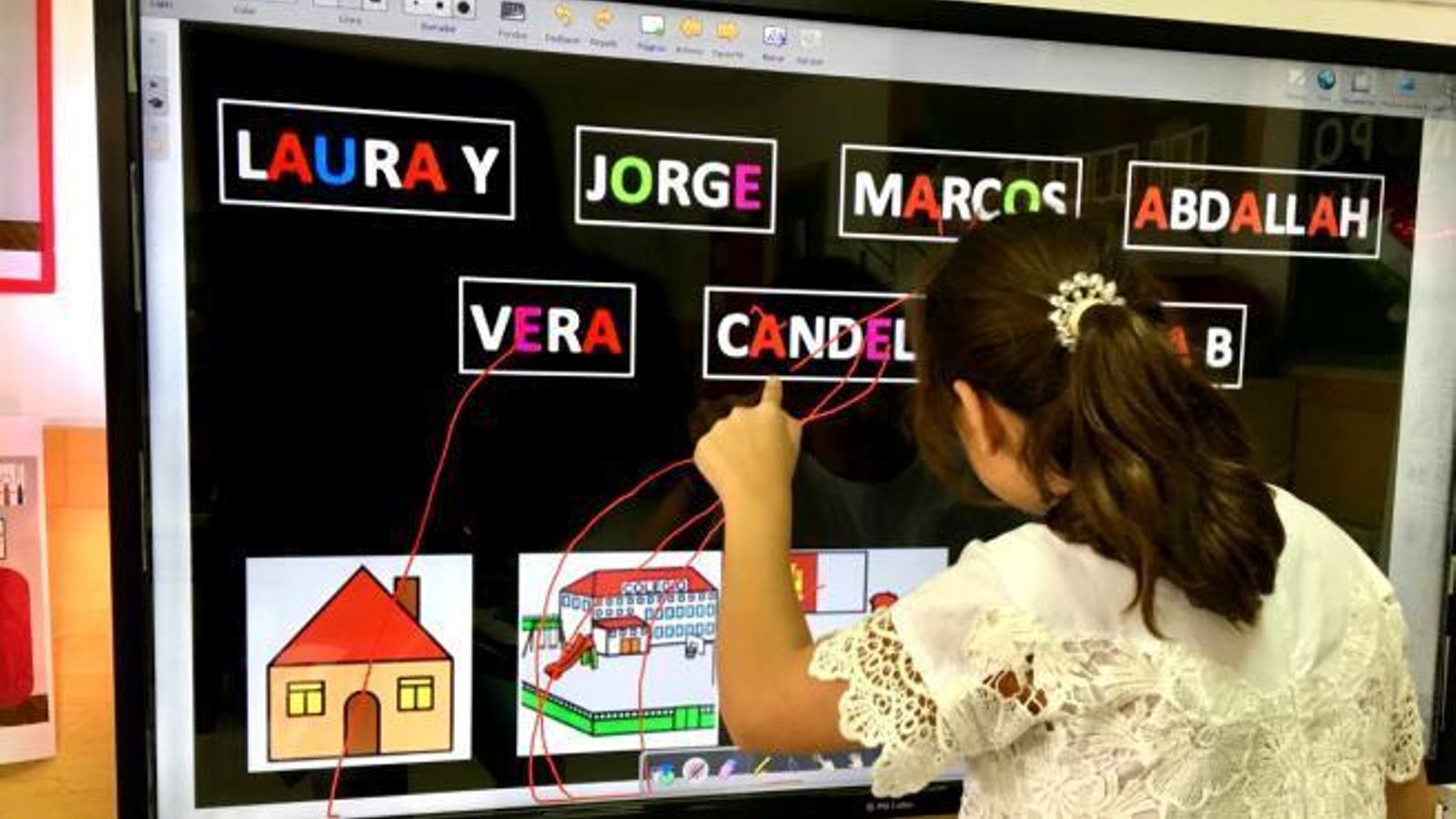 Laura, en su centro de educación especial, en el que recibe, con sus compañeros, la atención personalizada que necesita.