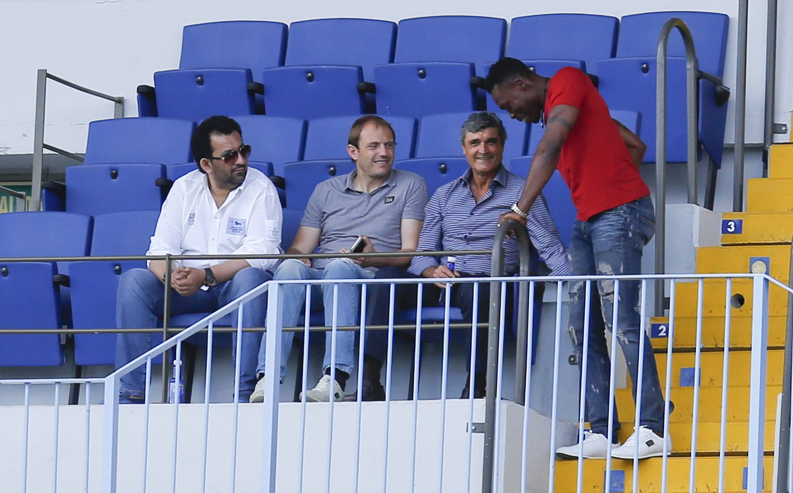 Al-Thani, Arnau, Juande y Kameni charlan amistosamente en un partido del Malagueño.