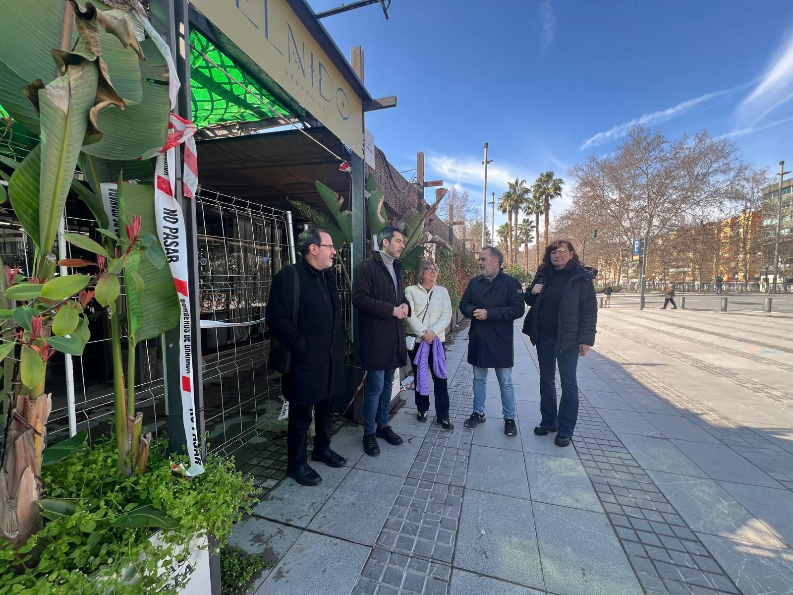 Miembros del PSOE a las puertas del inmueble.