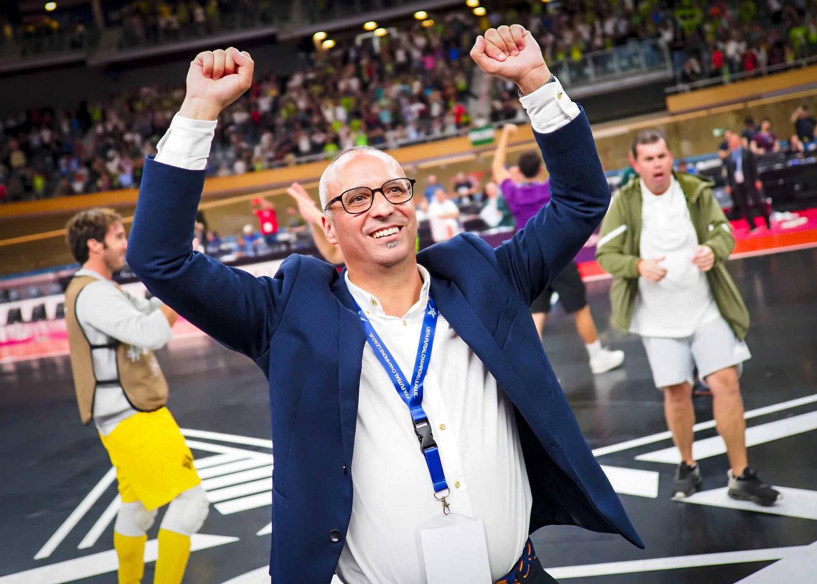 Antonio Vadillo celebra el triunfo con sus aficionados. Antonio Vadillo celebra el triunfo con sus aficionados.