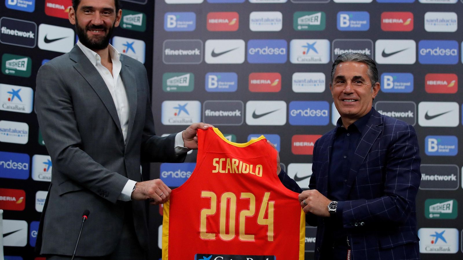 Scariolo y Garbajosa, tras renovar el contrato del seleccionador.