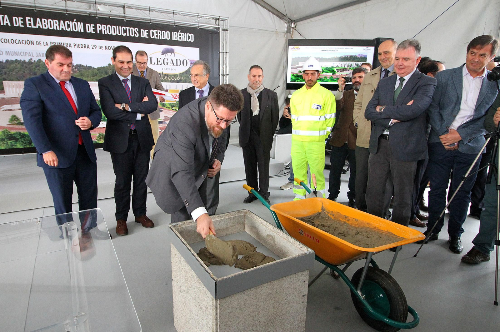 Imágenes de la colocación de la primera piedra de la planta de ElPozo en Jabugo.
