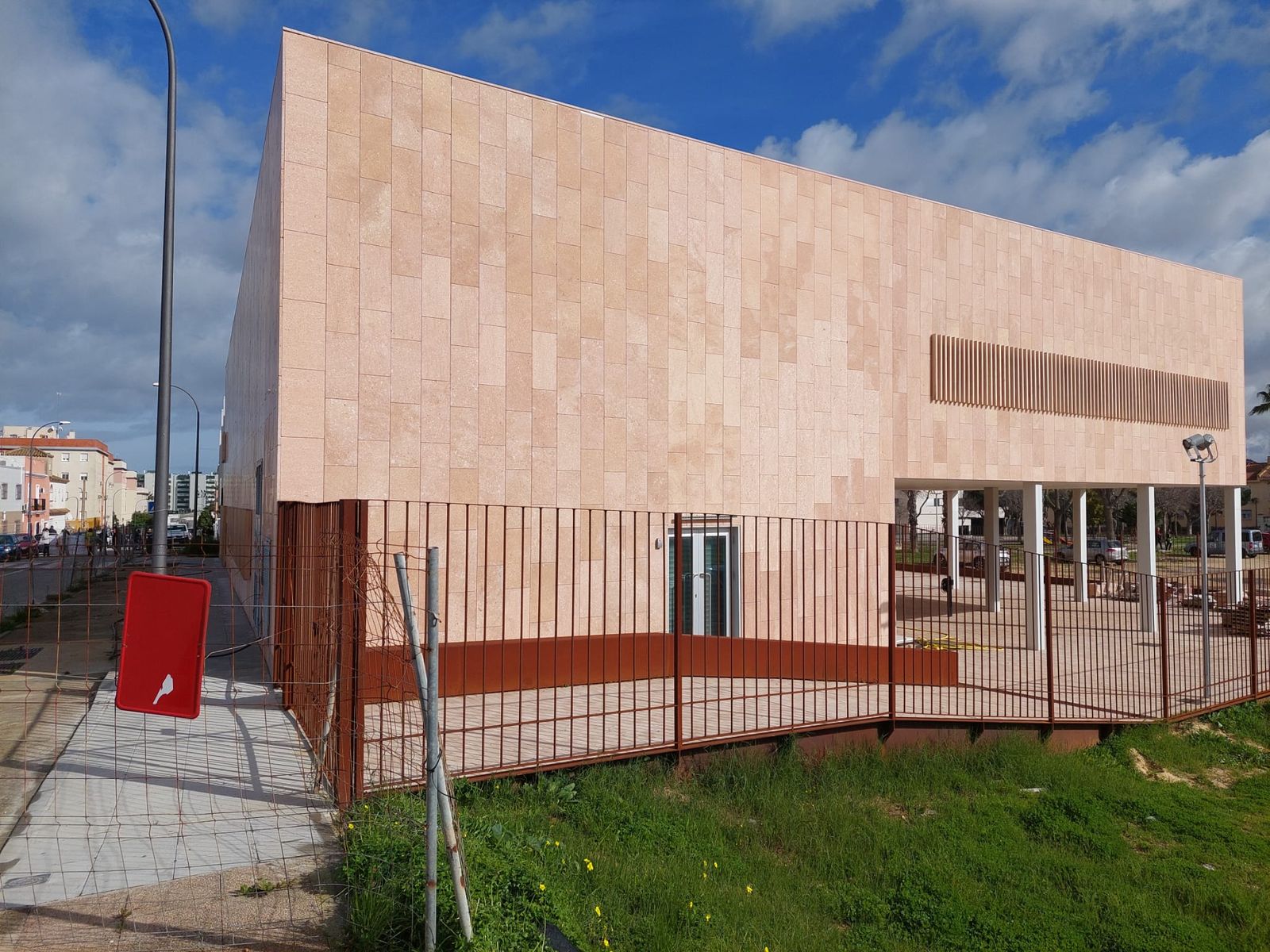 Lateral del centro de salud que da a la futura zona de aparcamiento.