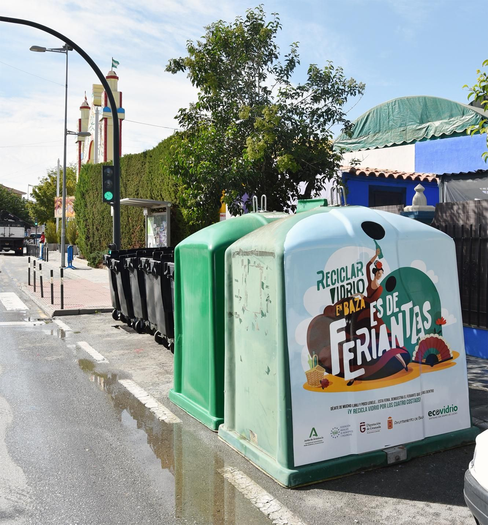 Imagen de un contenedor de vidrio vinilizado en la Feria de Baza