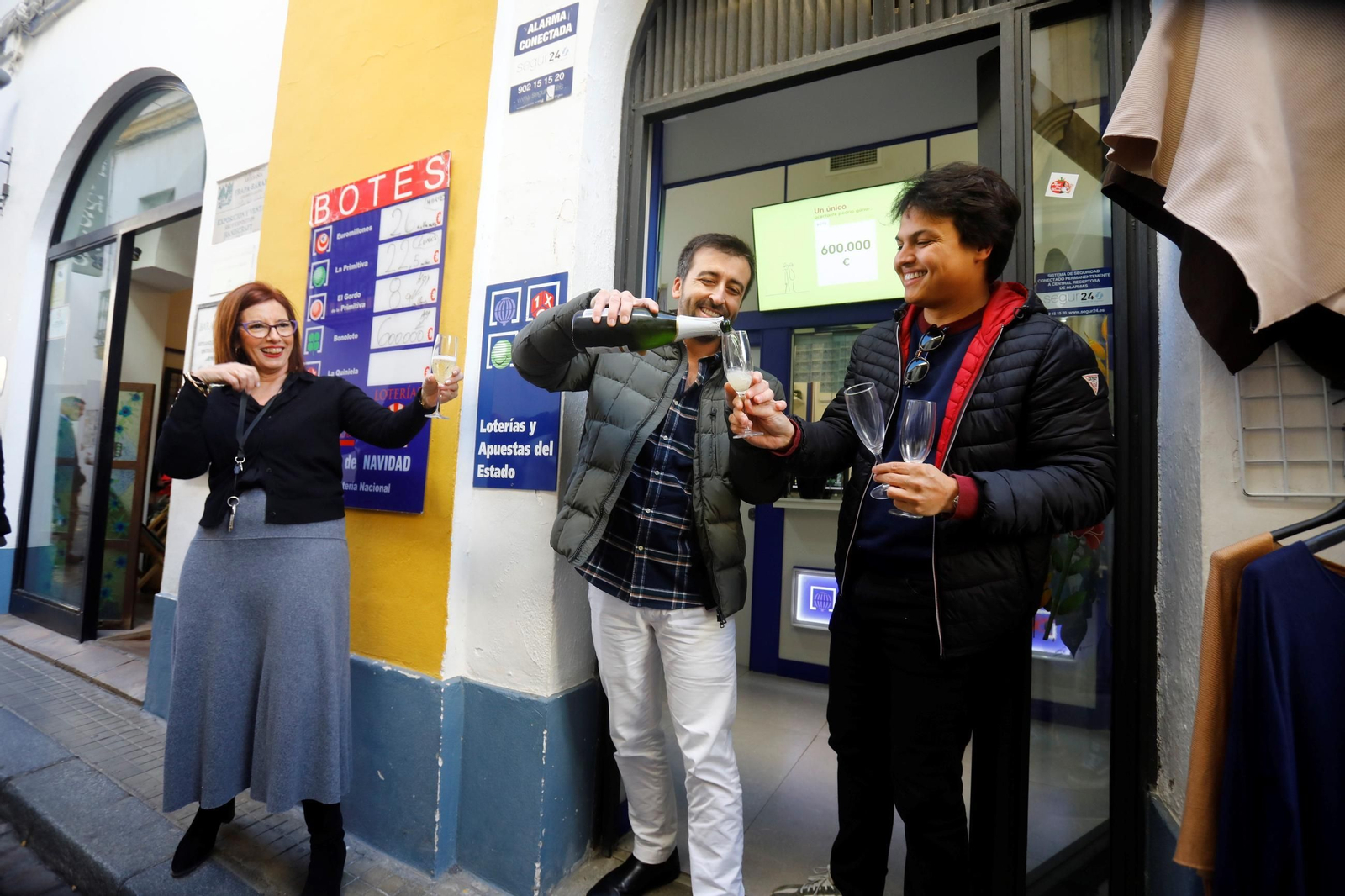 Celebración con champán en la calle Manríquez el año pasado.
