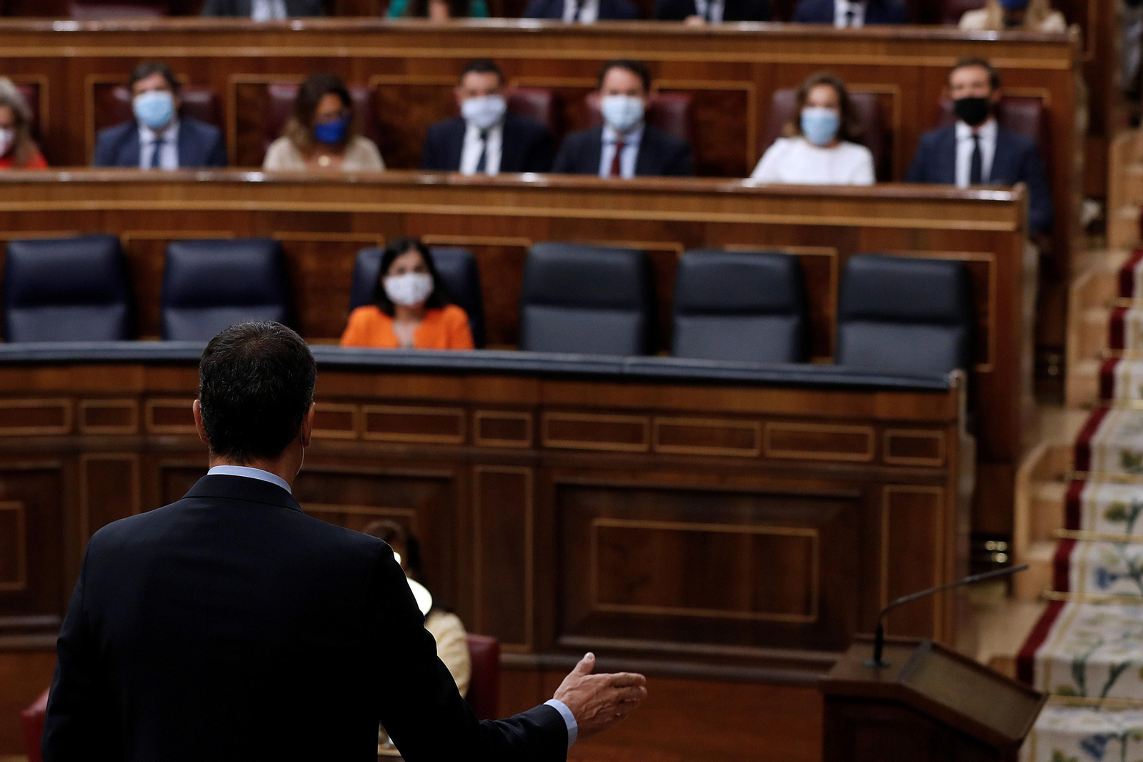 El presidente del Gobierno, Pedro Sánchez, durante su intervención en la sesión de control al Ejecutivo este miércoles en el Congreso, con el líder del PP, Pablo Casado, enfrente en su escaño. El presidente del Gobierno, Pedro Sánchez, durante su intervención en la sesión de control al Ejecutivo este miércoles en el Congreso, con el líder del PP, Pablo Casado, enfrente en su escaño.