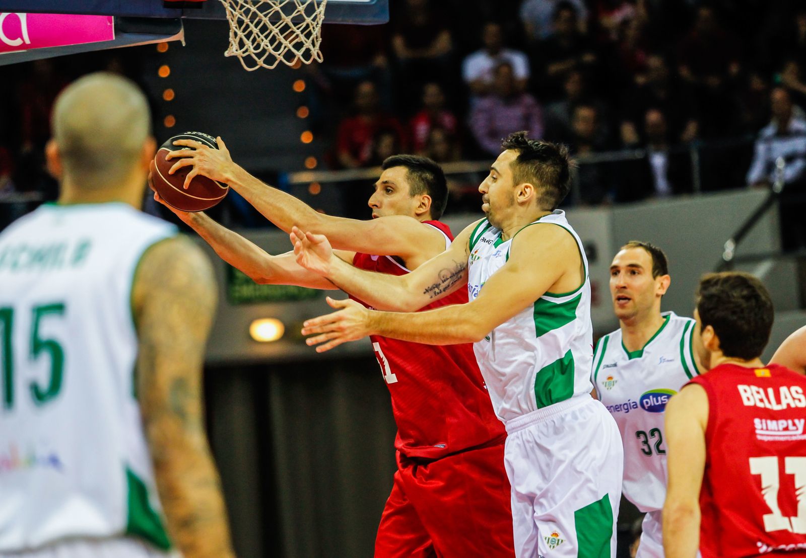 Milko Bjelica captura un rebote ante Gacesa.