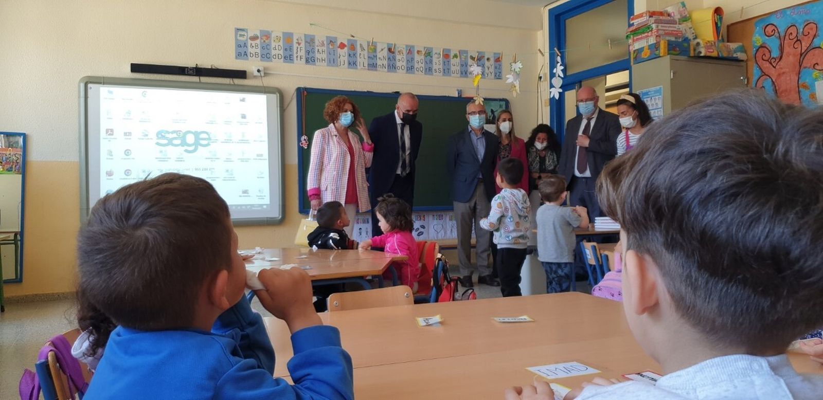 Antonio Muñoz, junto a Adela Castaño y Juan Manuel Flores visitan un aula del CEIP Nuestra Señora del Águila.
