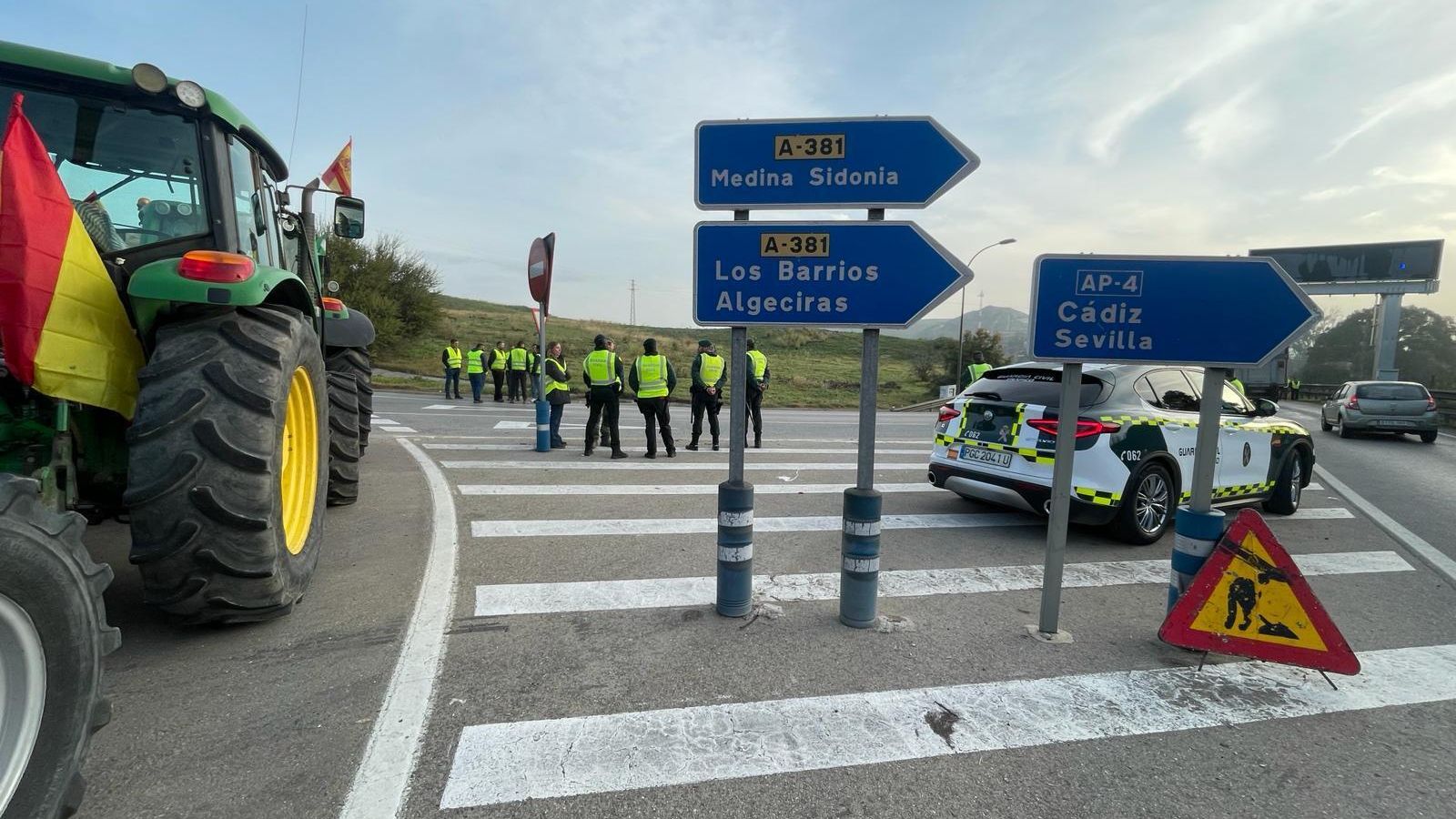 Varios tractores y agentes de la Guardia Civil este miércoles en la carretera A-2003 Varios tractores y agentes de la Guardia Civil este miércoles en la carretera A-2003