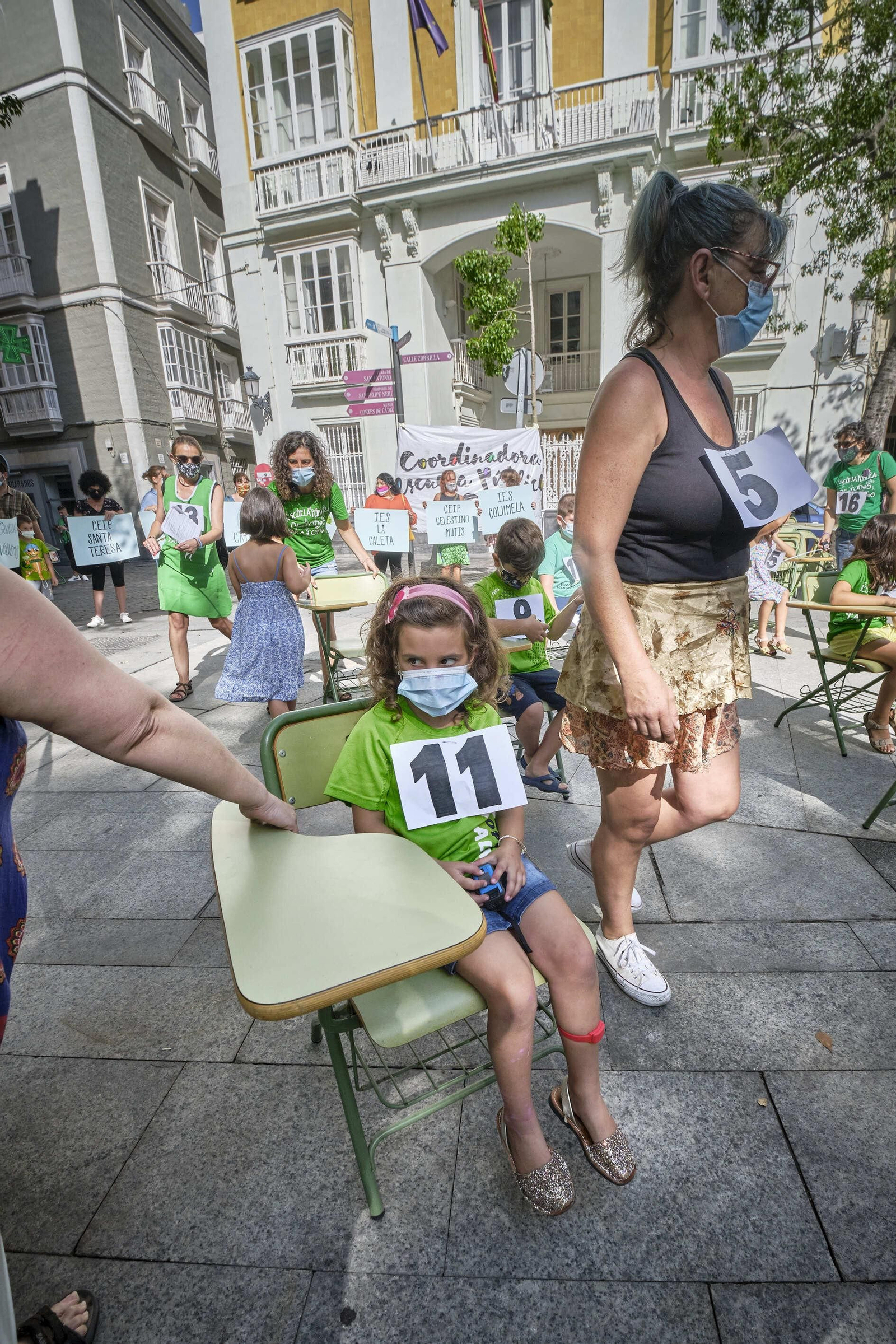 Aula escolar instalada en la plaza de Mina para intentar demostrar que si no se disminuye la ratio, no se cumple la distancia de seguridad entre los alumnos