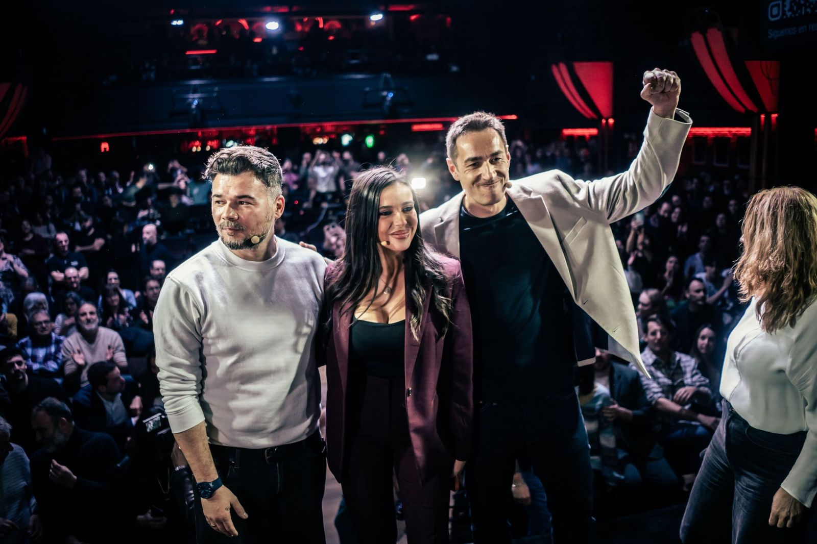 El portavoz de ERC en el Congreso, Gabriel Rufián; la periodista Sarah Santaolalla y el diputado de Más Madrid en la Asamblea, Emilio Delgado.