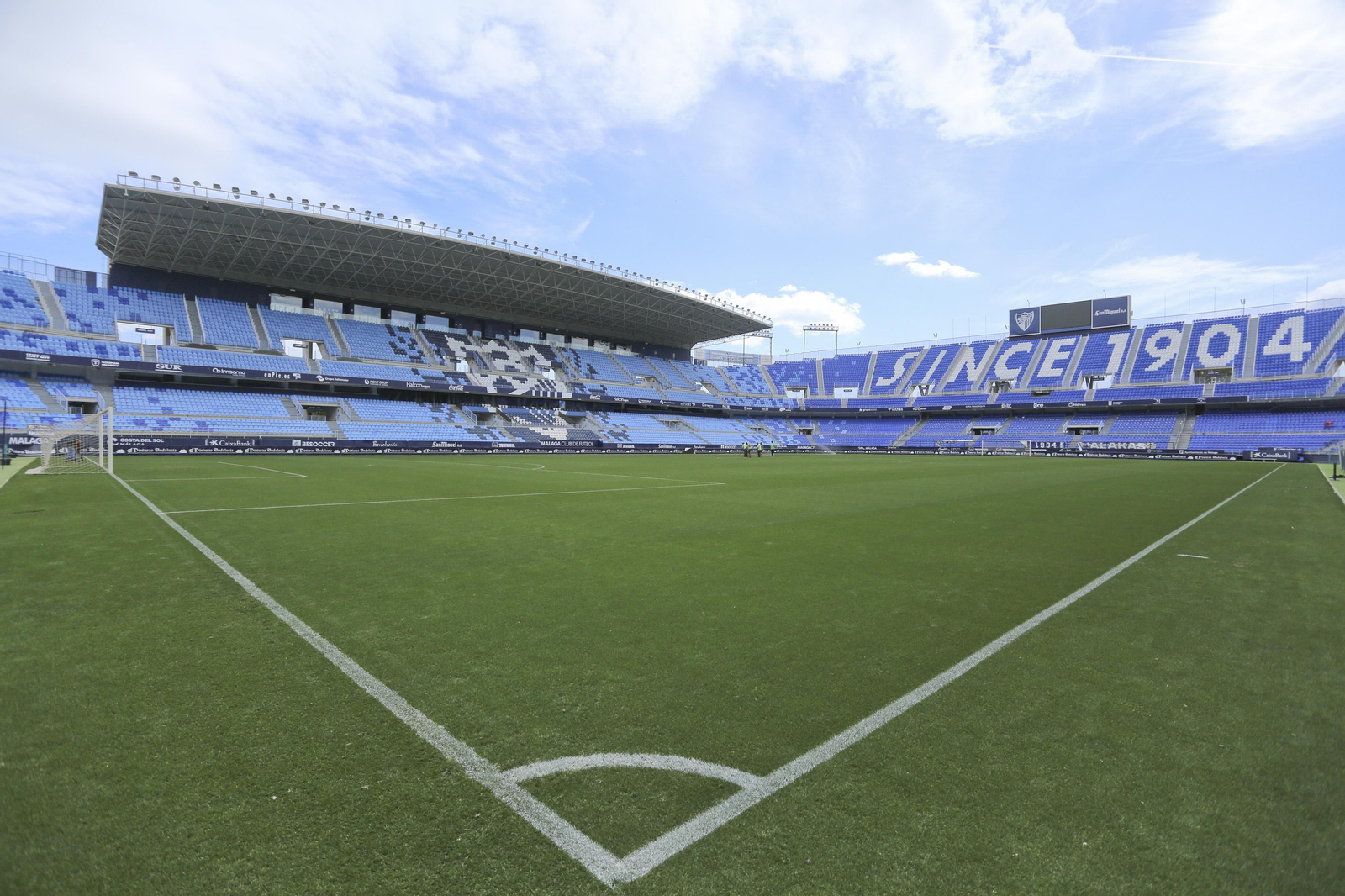 Imagen de La Rosaleda vacía a pie de campo.
