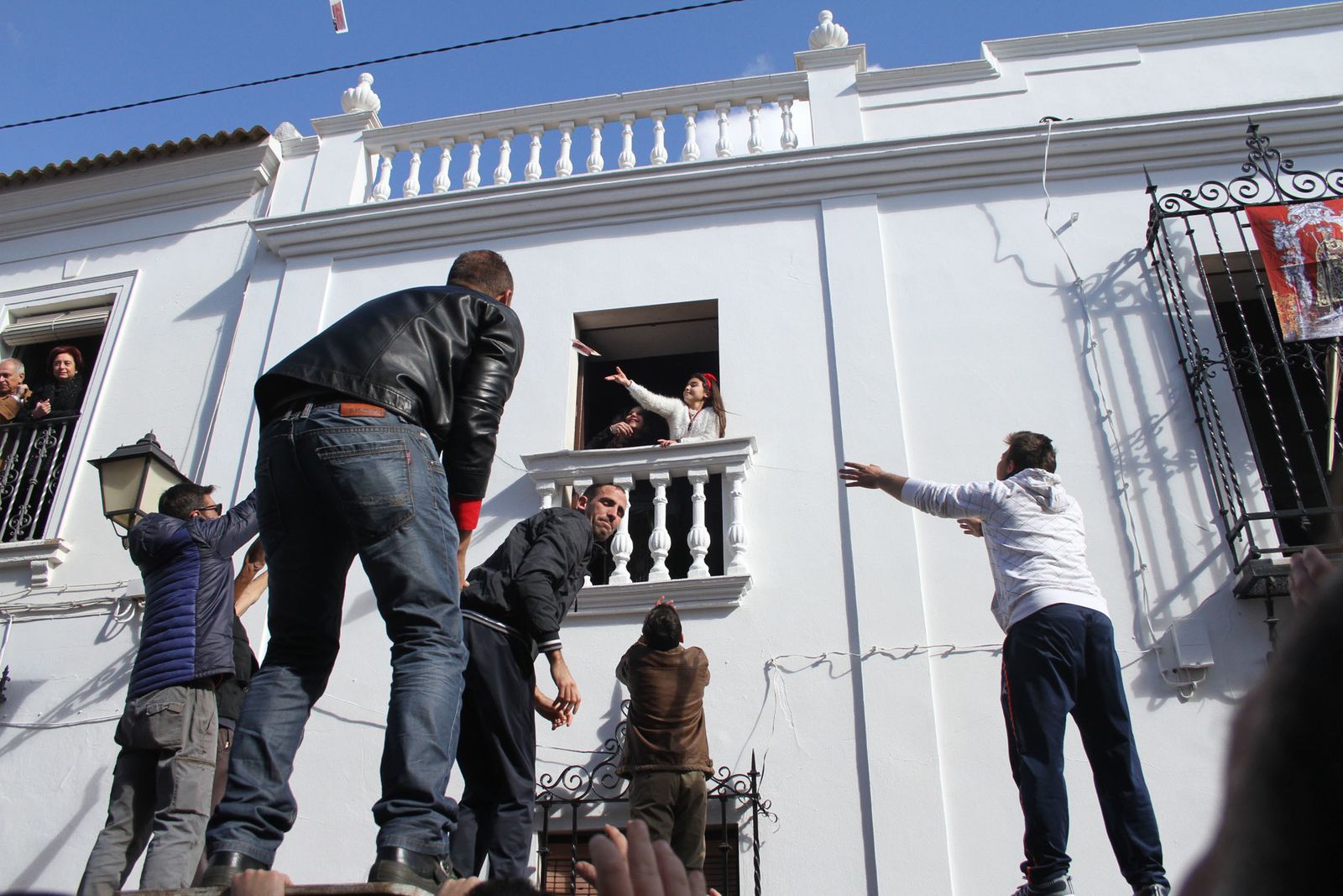 Imágenes de las tiradas en honor a San Antonio Abad en Trigueros