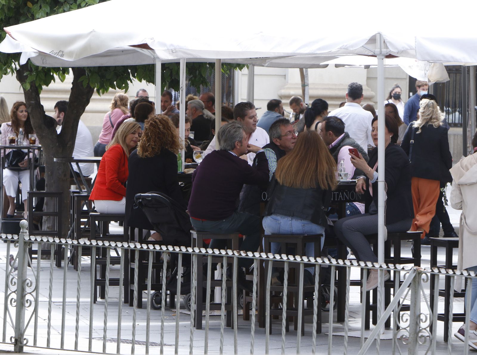 Ambiente en el festivo fin de semana en Sevilla