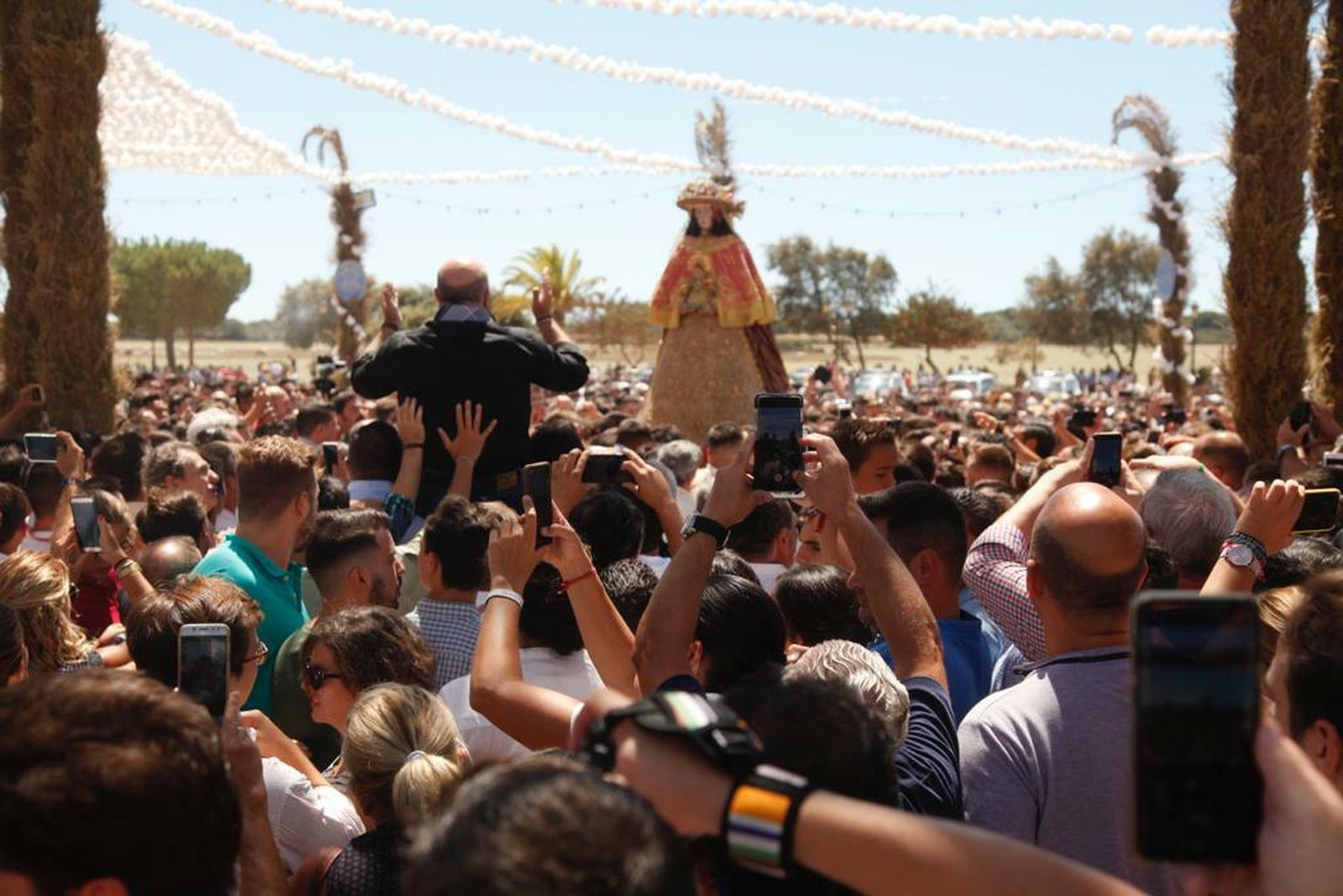 La Blanca Paloma recorre los primeros tramos de la aldea.