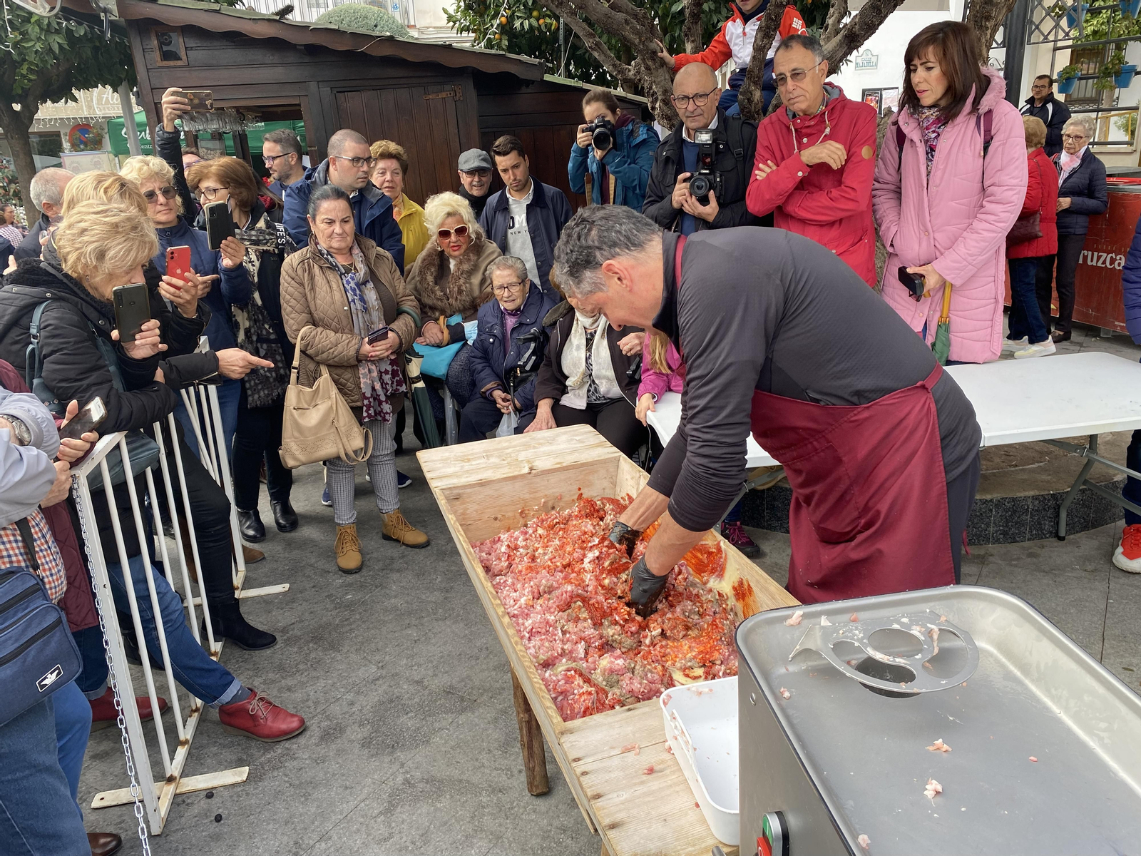 Elaboración de la masa aliñá para el chorizo.