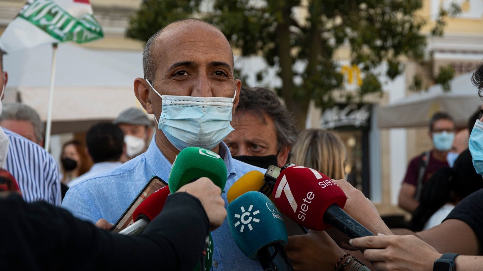 El representante del Frente Polisario en Andalucía, Mohamed Zrug, atendiendo a los periodistas.