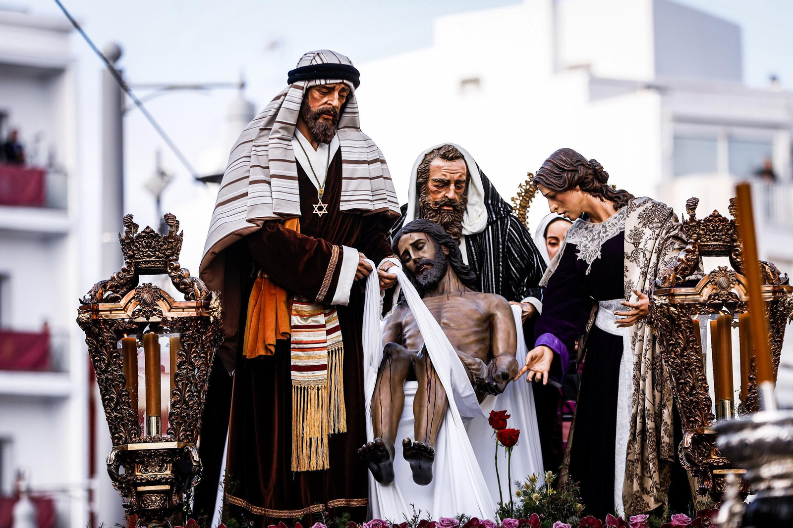 Imágenes de la salida de la Soledad en la Semana Santa de San Fernando 2025