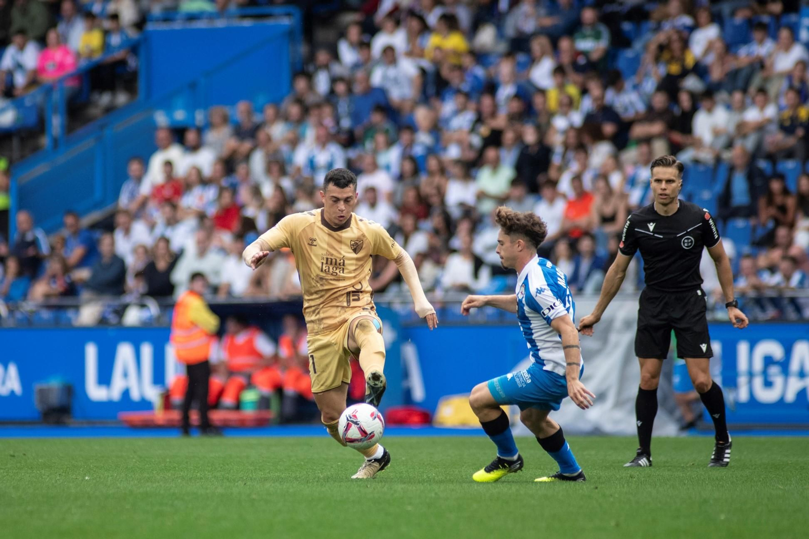 Muñiz Muñoz observa una acción en Riazor.
