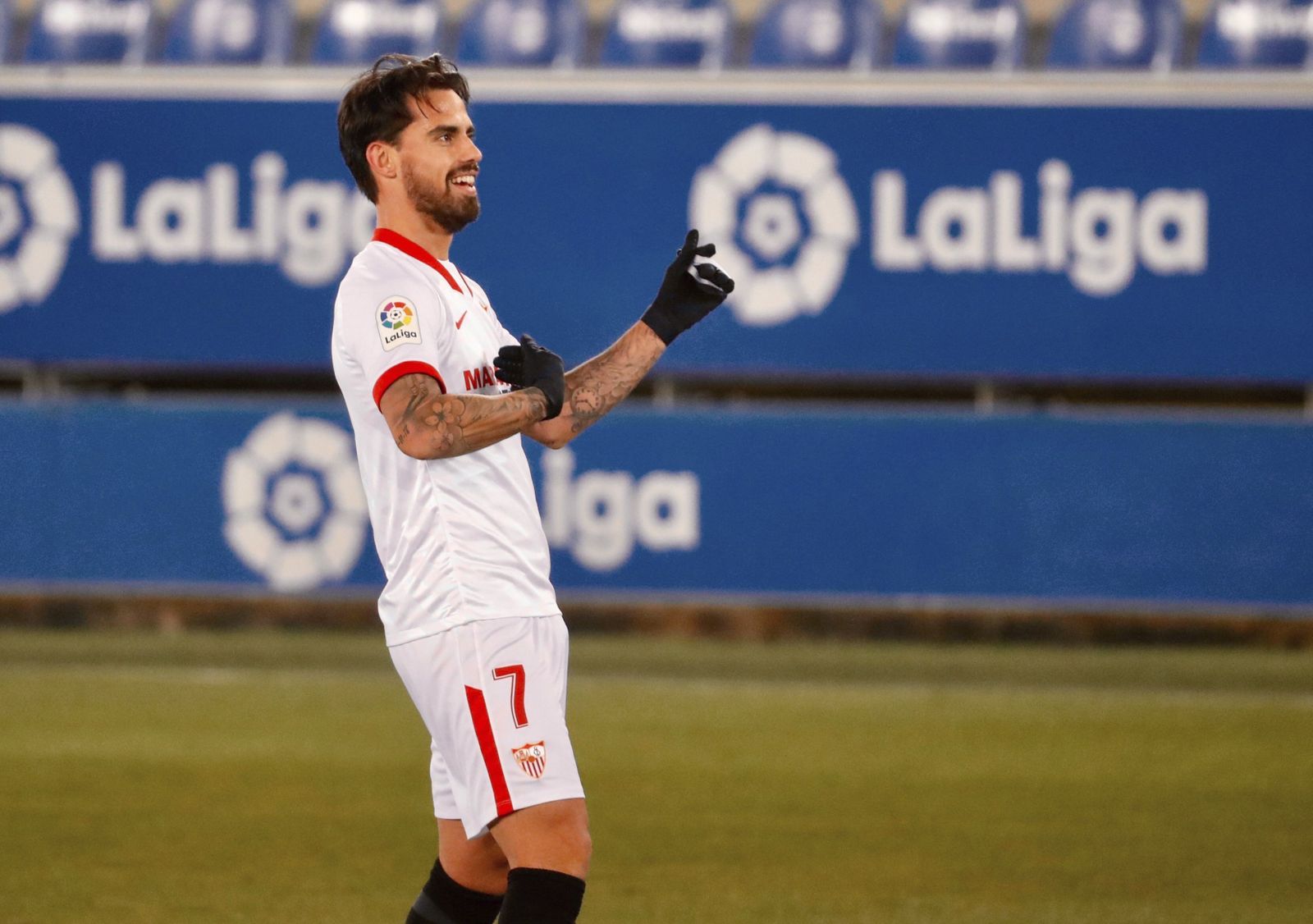 Suso celebra el tanto tocando la guitarra.