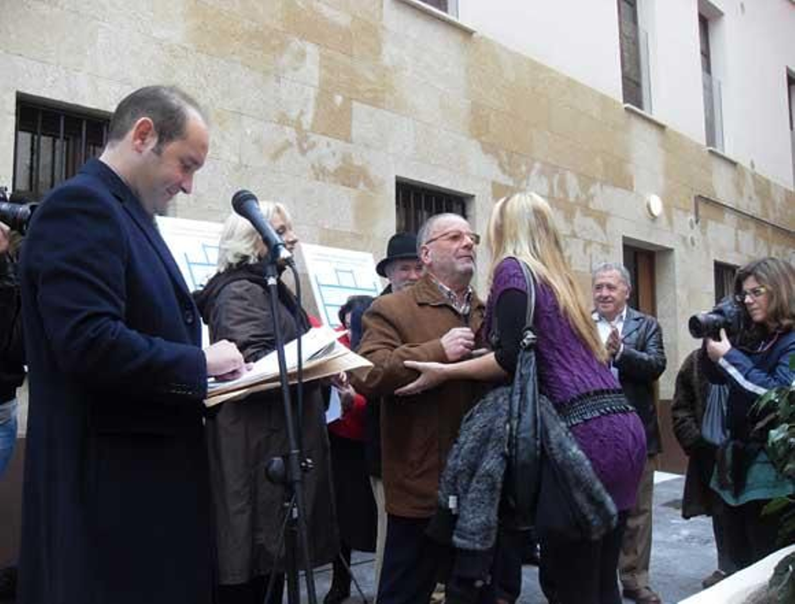 Teófila Martínez ha entregado dos promociones de viviendas del programa municipal en el barrio de Santa María de Cádiz./Fotos: A.G.

Foto: A.G.