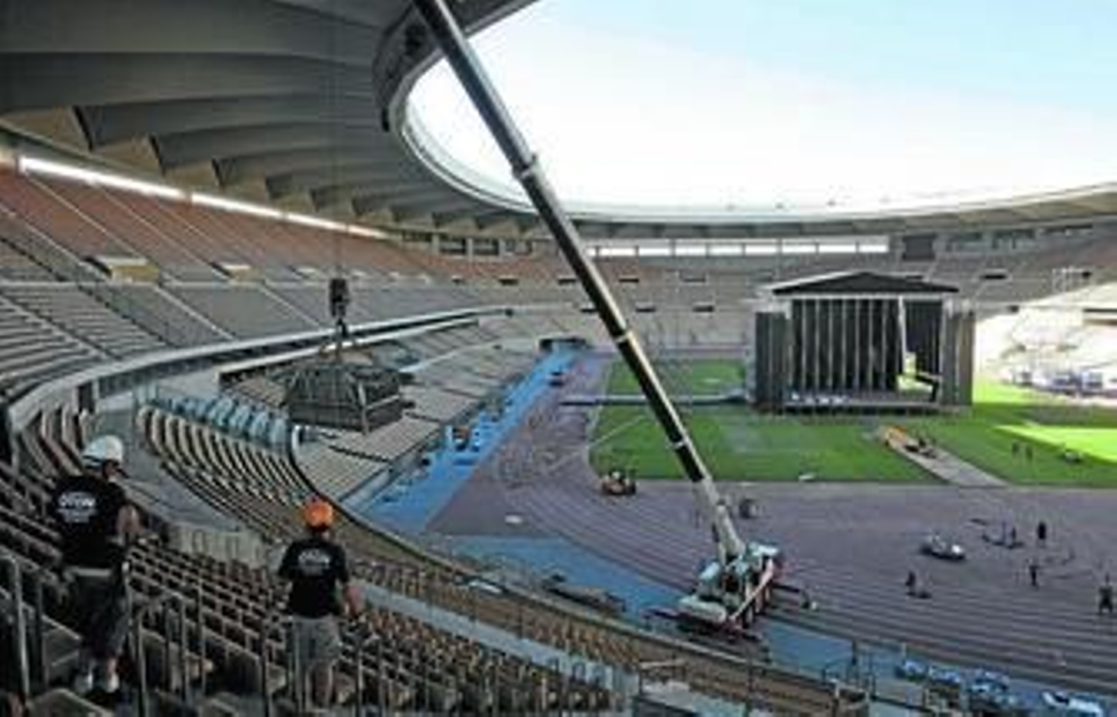 Los operarios trabajaban ayer a todo ritmo en el recinto deportivo proyectado por Cruz y Ortiz, que acoge mañana el concierto.